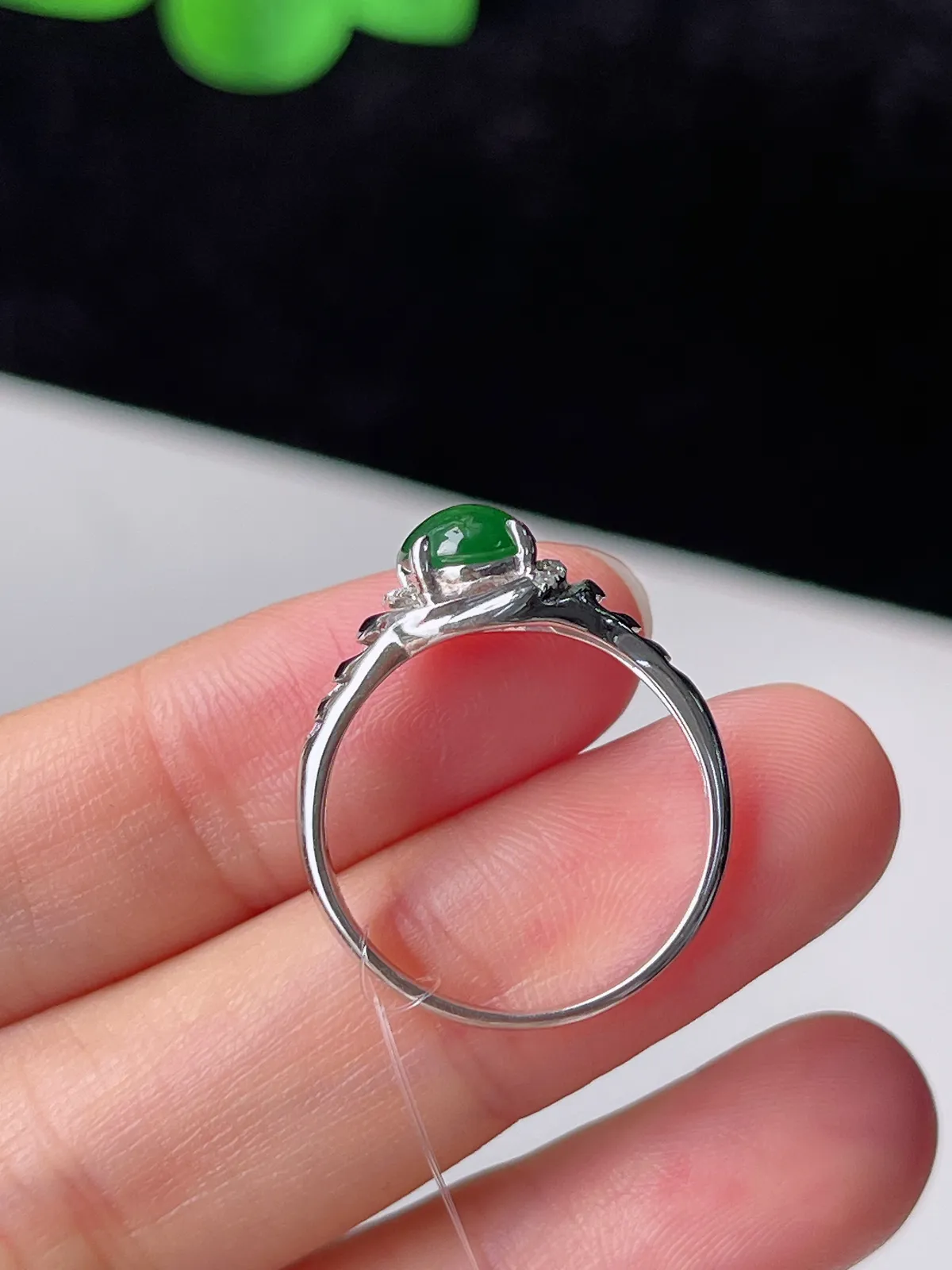 翡翠冰糯种绿色戒指，印记：Au750,伴钻石