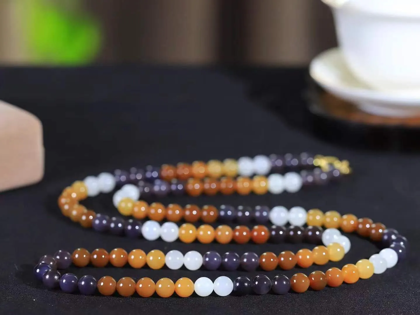 【珠圆玉润.项链】

精品和田玉三色珠圆玉润项链 玉质细腻油润 饱满光滑 质朴无华，悠远简单，人心