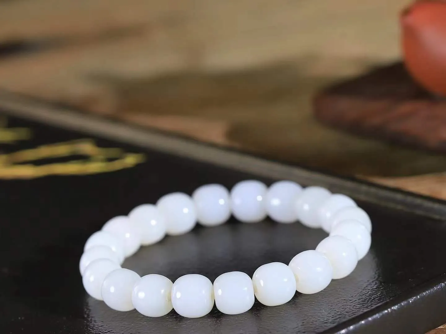 （老型珠.手串）

精品 和田玉白玉老型珠手串，玉质细腻油润 饱满光滑 质朴无华，悠远简单，人心境界远，百世修炼深，心灵常驻善意持，觉悟人生百世修。
重29.5克    尺寸取一8.8-9.7mm    101072800A