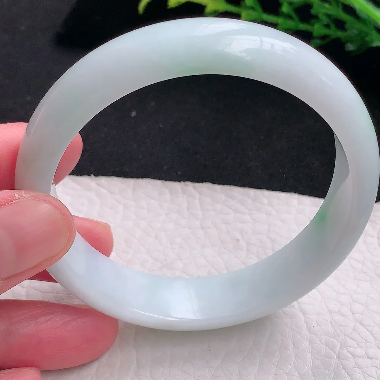 jm自然光57*13.7*7平安镯 天然缅甸翡翠a货飘绿宽边珠宝玉手镯