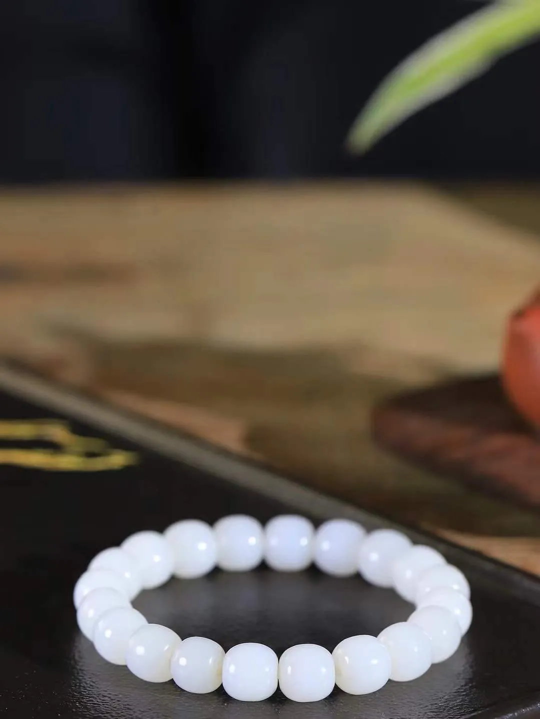 （老型珠.手串）

精品 和田玉白玉老型珠手串，玉质细腻油润 饱满光滑 质朴无华，悠远简单，人心境界远，百世修炼深，心灵常驻善意持，觉悟人生百世修。
重29.5克    尺寸取一8.8-9.7mm    101072800A