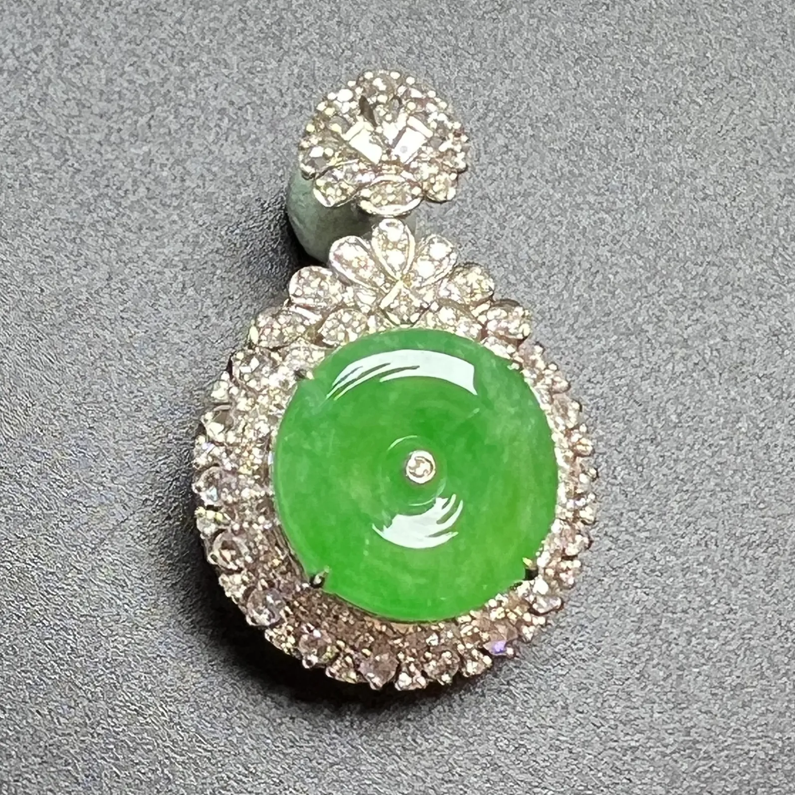 满绿平安扣整体尺寸30.6*20.6*11.1。裸石尺寸14*3.3