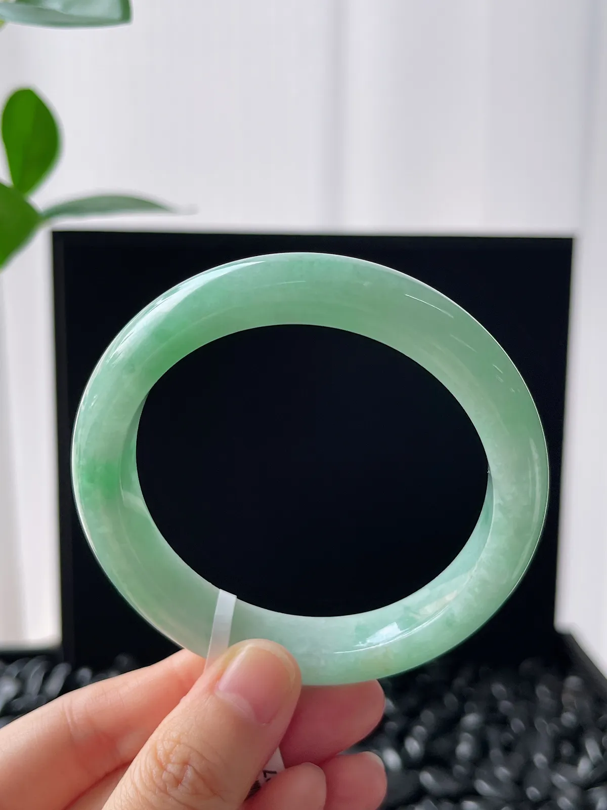 正圈57圈口，翡翠糯化种淡绿色手镯