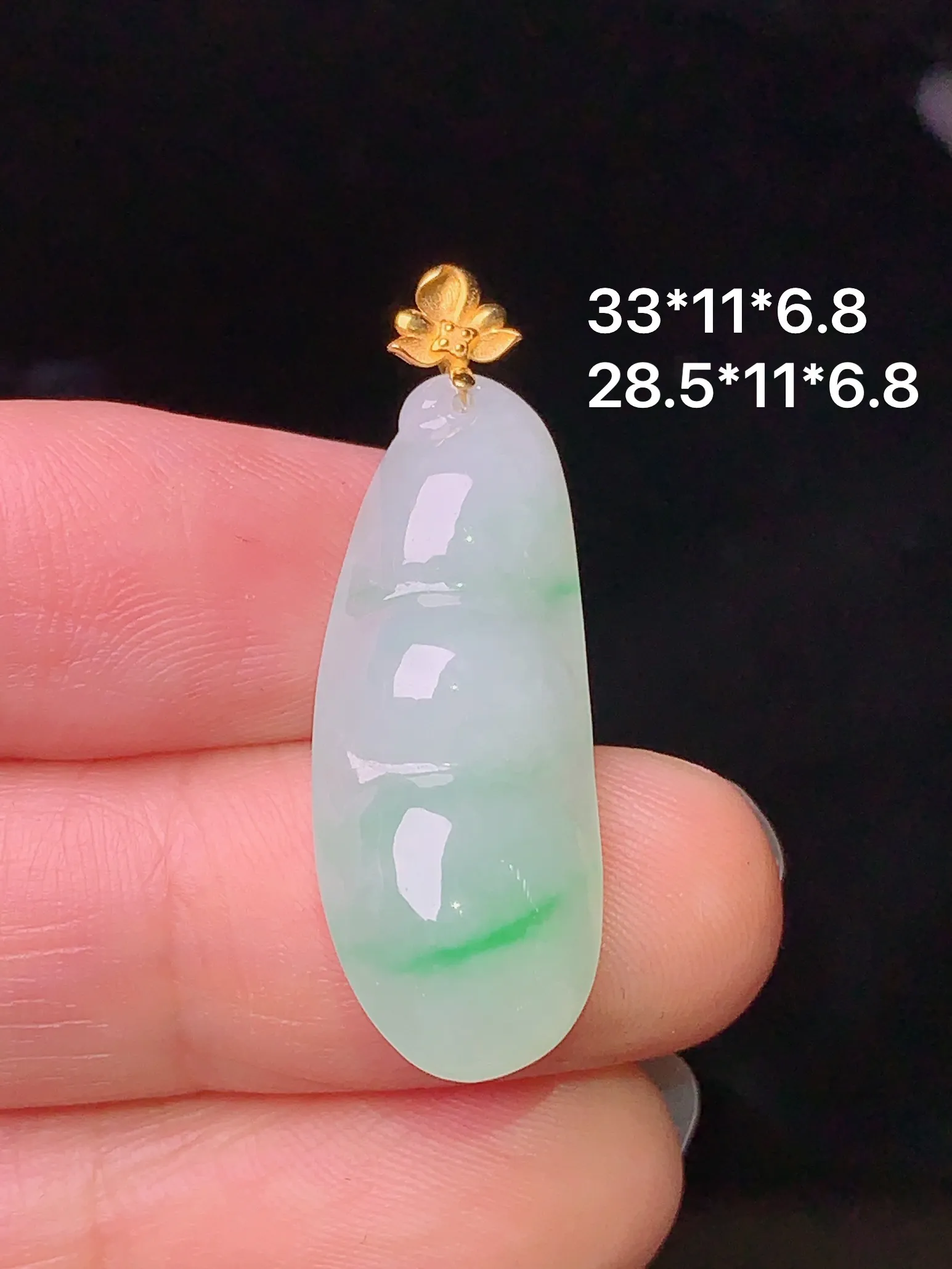 18k金镶嵌飘绿四季豆吊坠 玉质细腻 色泽艳丽 水润亮眼  整体尺寸33*11*6.8