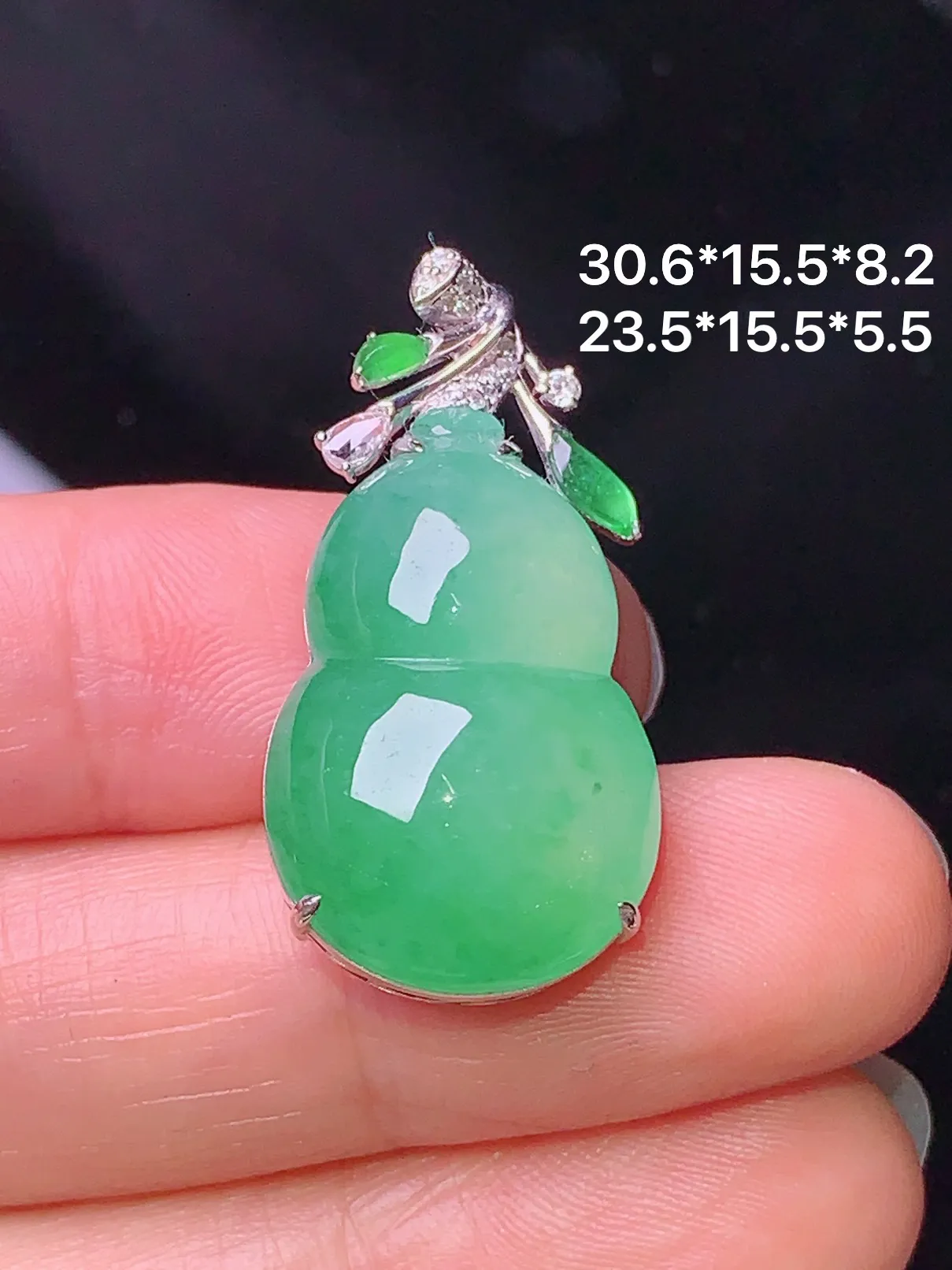 18k金钻镶嵌晴绿葫芦吊坠 玉质细腻 色泽艳丽 水润亮眼  整体尺寸30.6*15.5*8.2