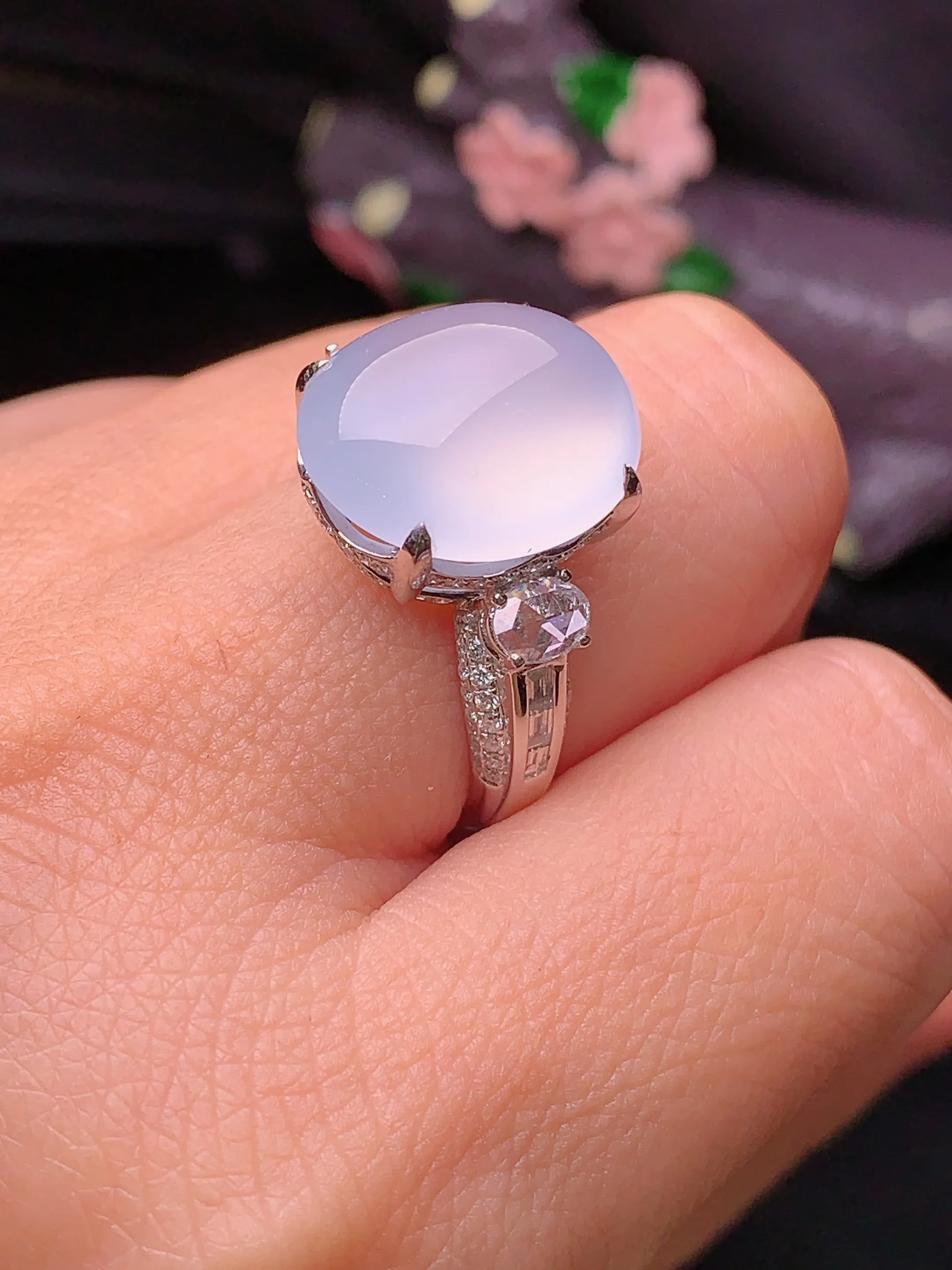 18k金钻镶嵌冰种蛋面戒指 玉质细腻 色泽艳丽 水润亮眼  圈15 整体尺寸15.7*13.3*6.5