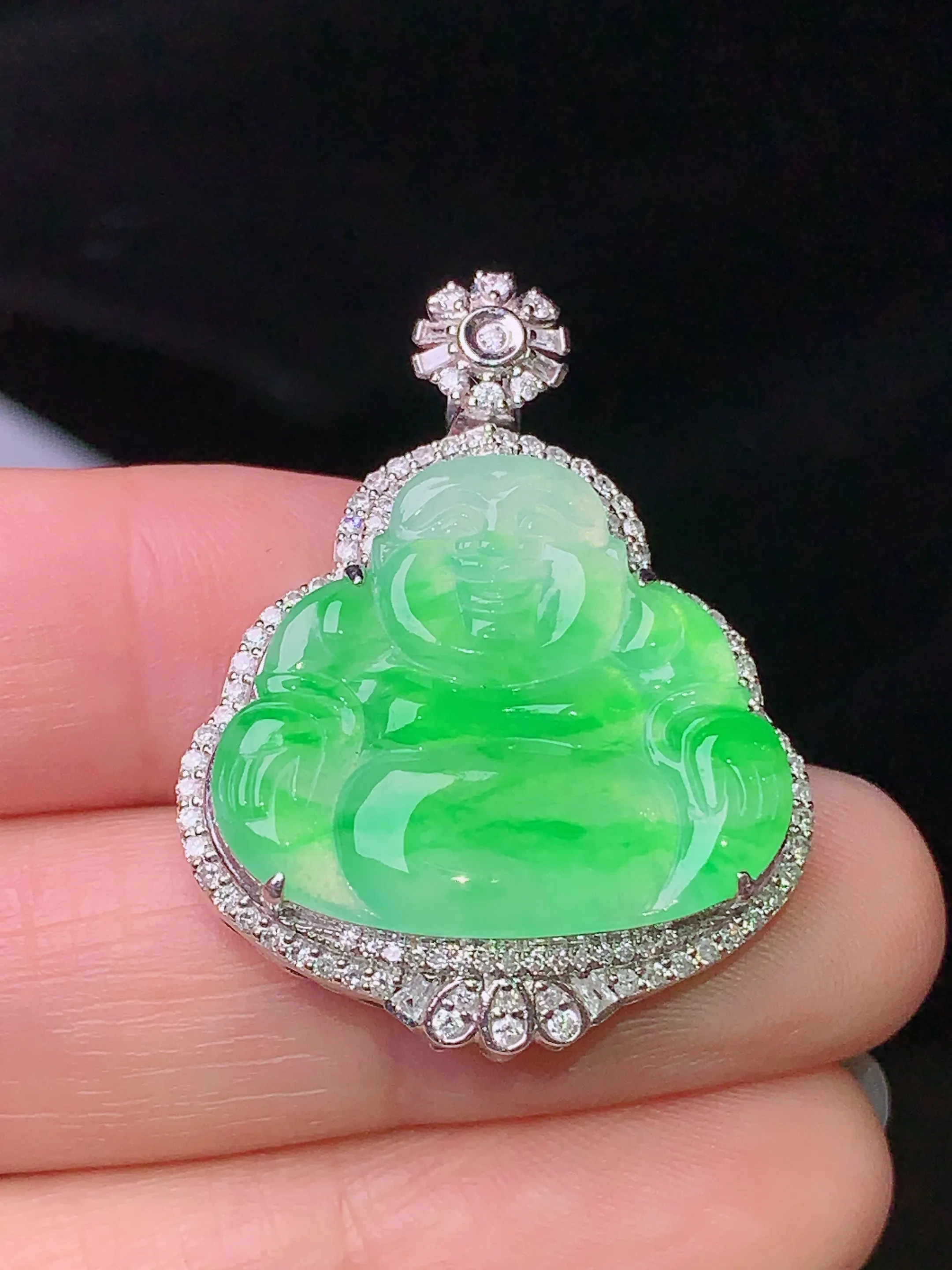 18k金钻镶嵌翠绿佛公吊坠 玉质细腻 色泽艳丽 水润亮眼  整体尺寸32.6*25.2*7.8