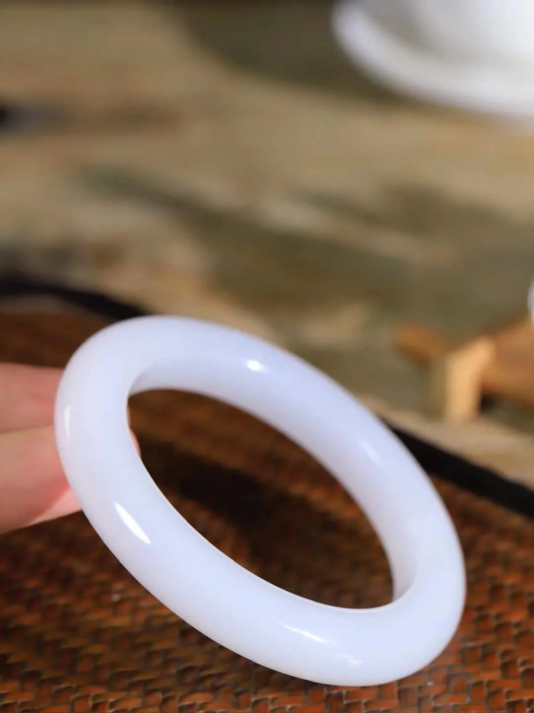 【柔情素语·手镯】

精品️和田玉白玉手镯，玉质细腻温润，手感舒适，️线条流畅，简约大气，美自天成，佩戴于腕间，婉约之美，举手投足间透出那份低调奢华，醉人心扉。重71克 内径圈口58mm  尺寸12-11.2mm   FDA-551072900