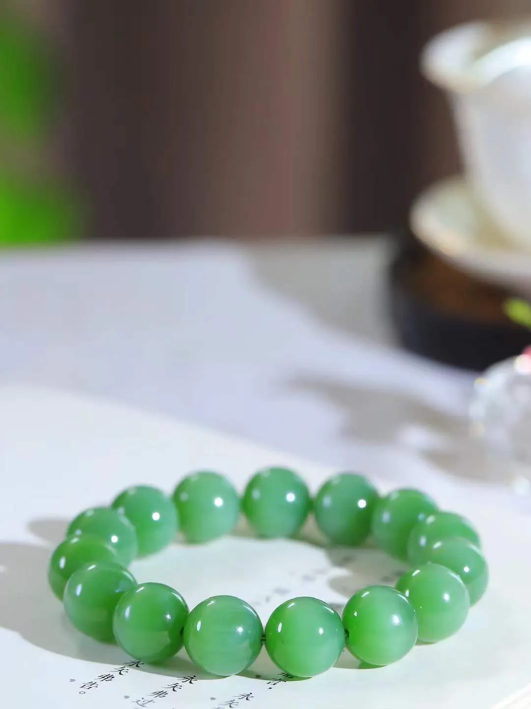 【珠圆玉润.手串】

精品和田玉碧玉猫眼珠圆玉润手串 玉质温润细腻  整串打磨圆润，佩戴舒适。珠珠落玉盘，间关莺语花底滑，一生美好时光，无论身在何处，都有它相伴相守。事事顺遂，幸福美满，吉祥如意。重62.5克 尺寸取一13.8mm  FDA-221082833