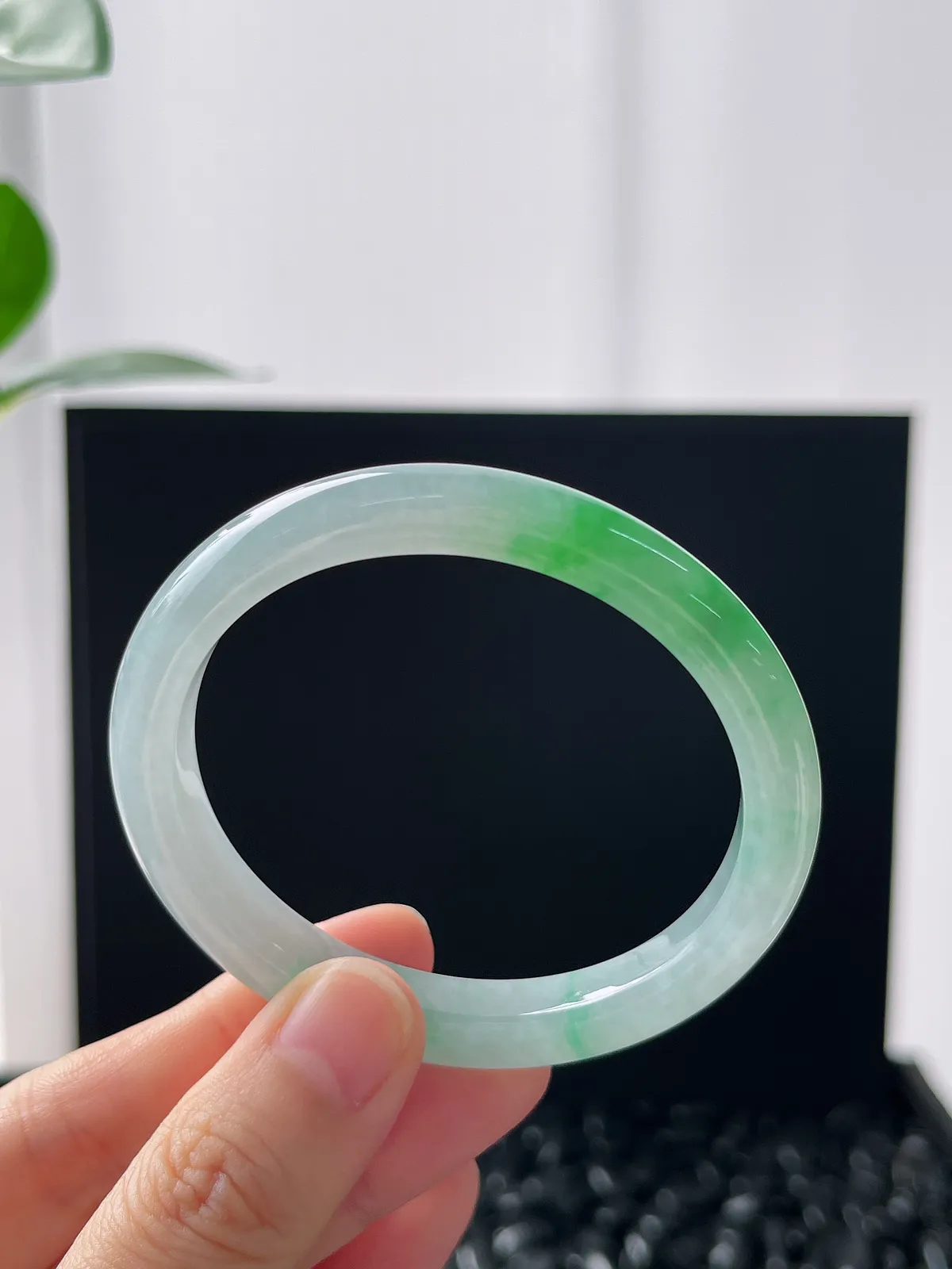 贵妃镯52圈口，翡翠冰糯种飘绿手镯