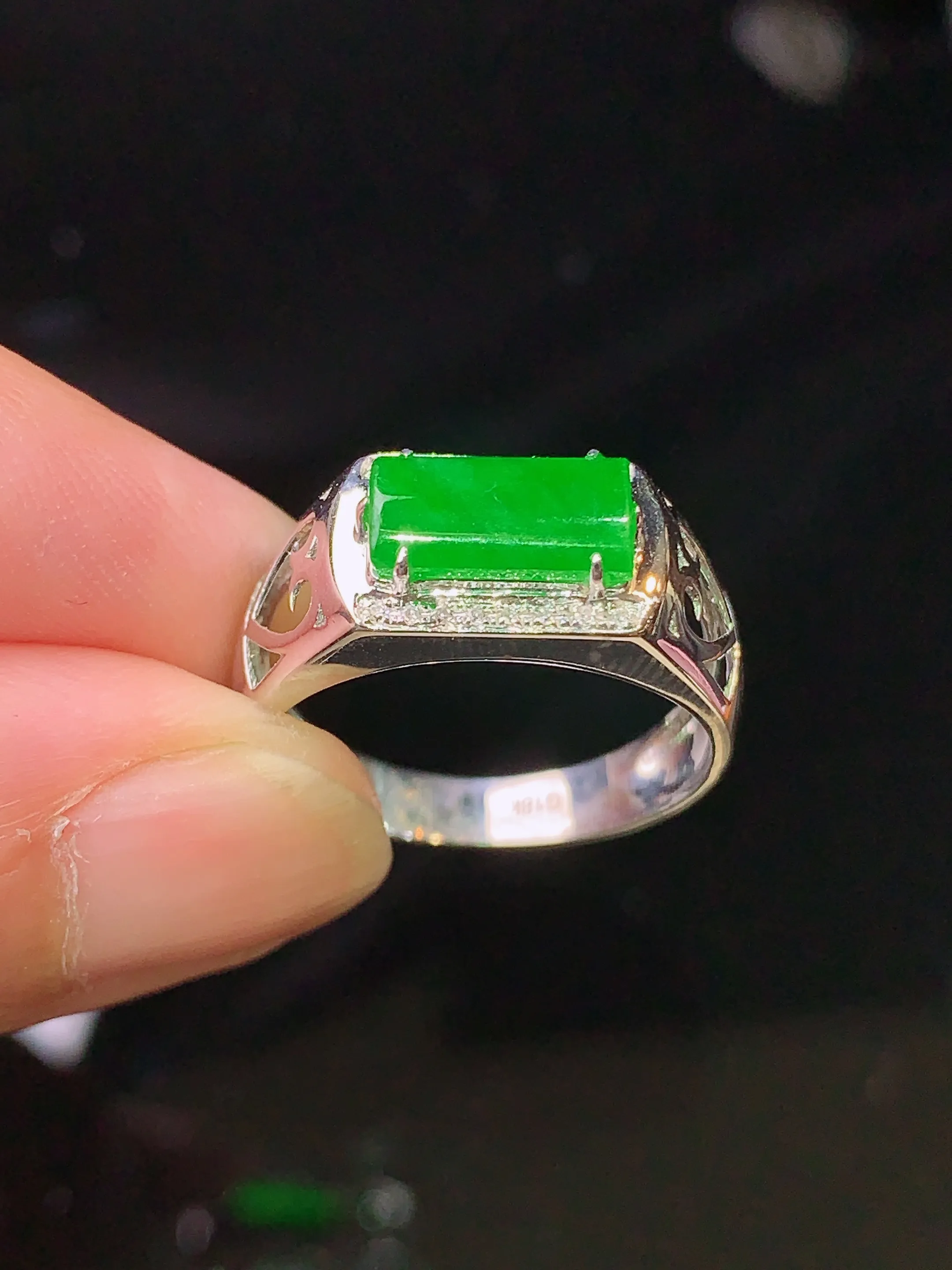 18k金钻镶嵌满绿玉柱戒指 玉质细腻 色泽艳丽 水润亮眼  圈口16 整体尺寸4.8*9.2*2
