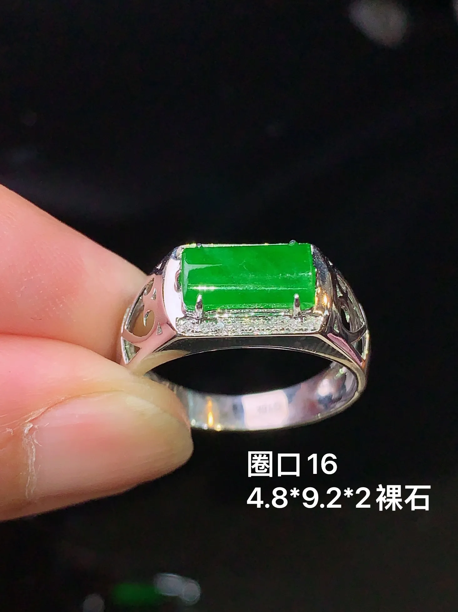 18k金钻镶嵌满绿玉柱戒指 玉质细腻 色泽艳丽 水润亮眼  圈口16 整体尺寸4.8*9.2*2