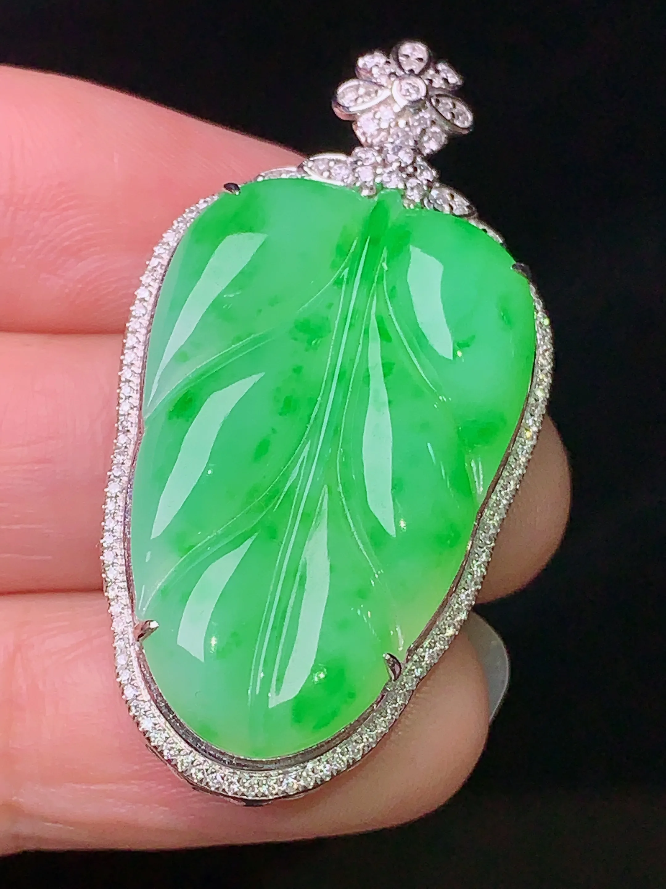 18k金钻镶嵌翠绿树叶吊坠 玉质细腻 色泽艳丽 水润亮眼  整体尺寸41*21.5*8.2