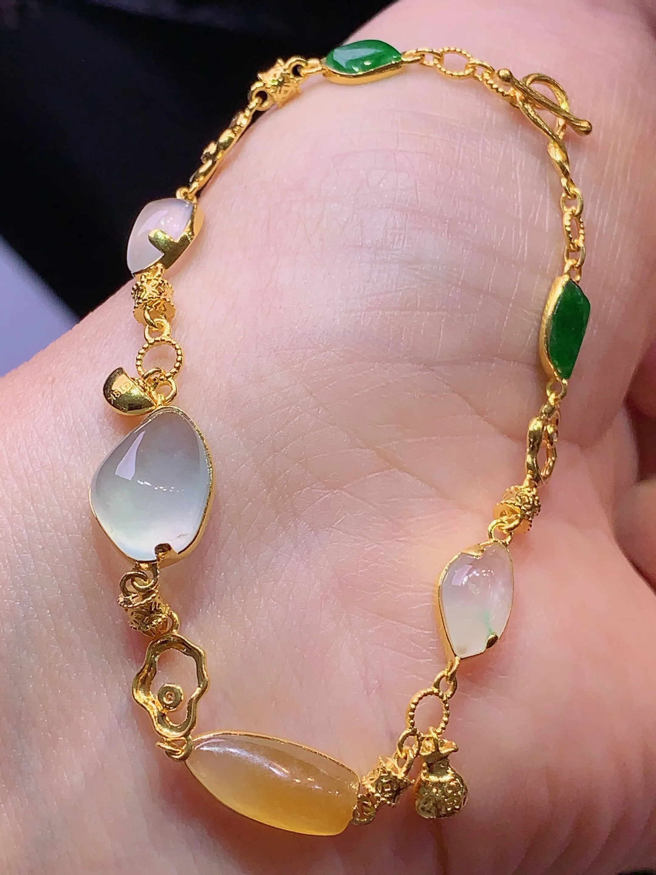 18k金钻镶嵌冰种随形手链 玉质细腻 色泽艳丽 水润亮眼  裸石尺寸12*8.8*5