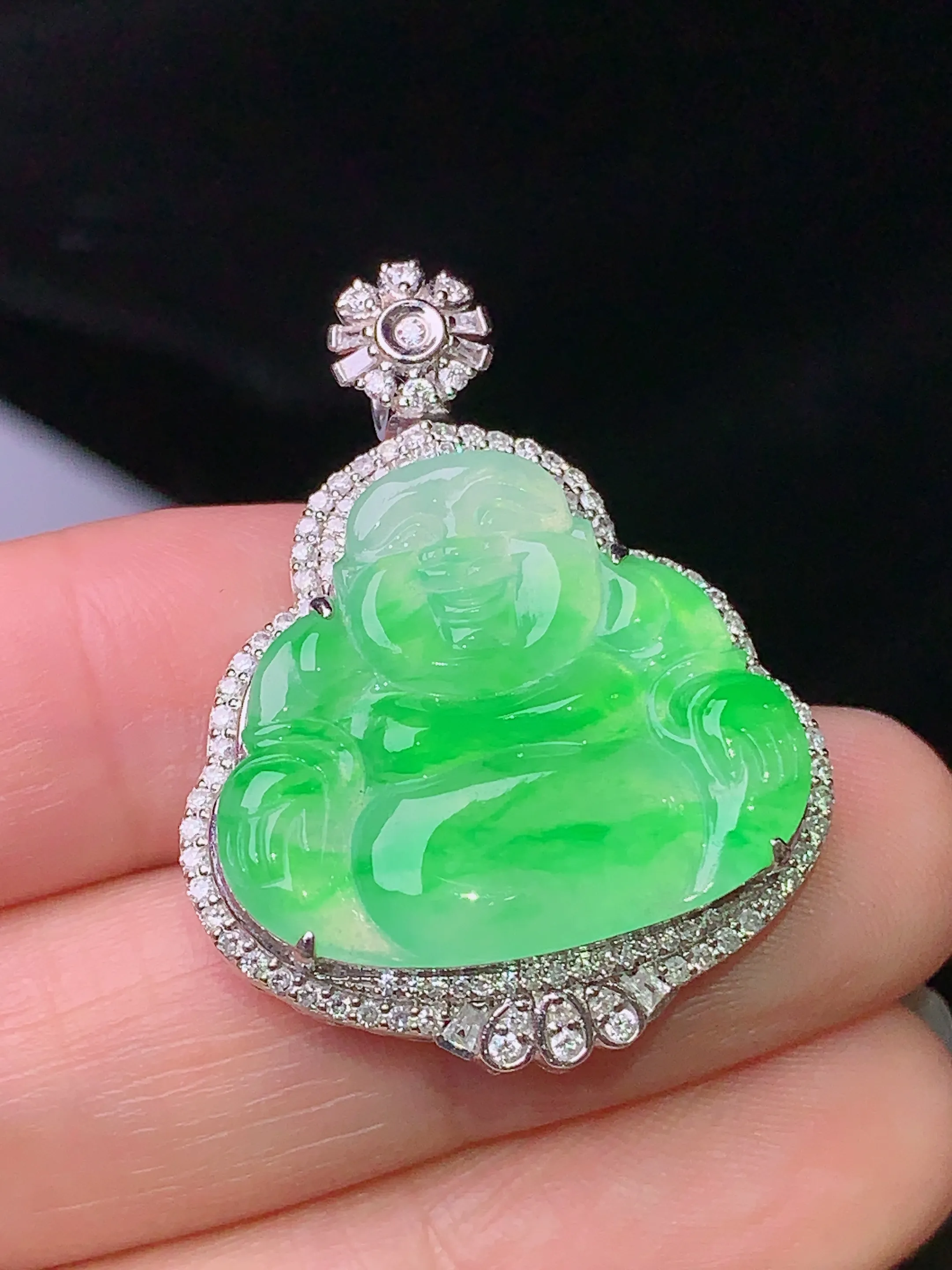 18k金钻镶嵌翠绿佛公吊坠 玉质细腻 色泽艳丽 水润亮眼  整体尺寸32.6*25.2*7.8