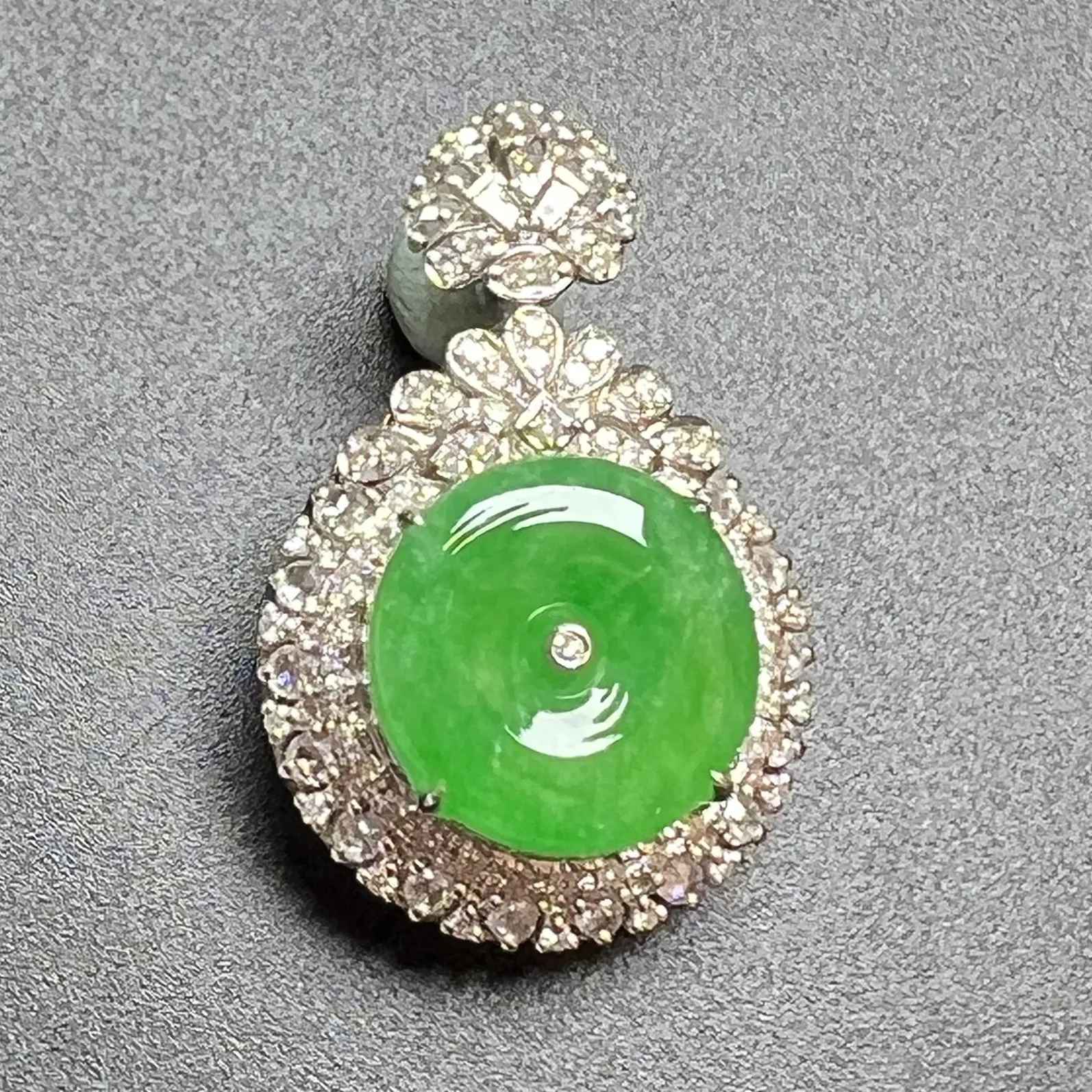 满绿平安扣整体尺寸30.6*20.6*11.1。裸石尺寸14*3.3