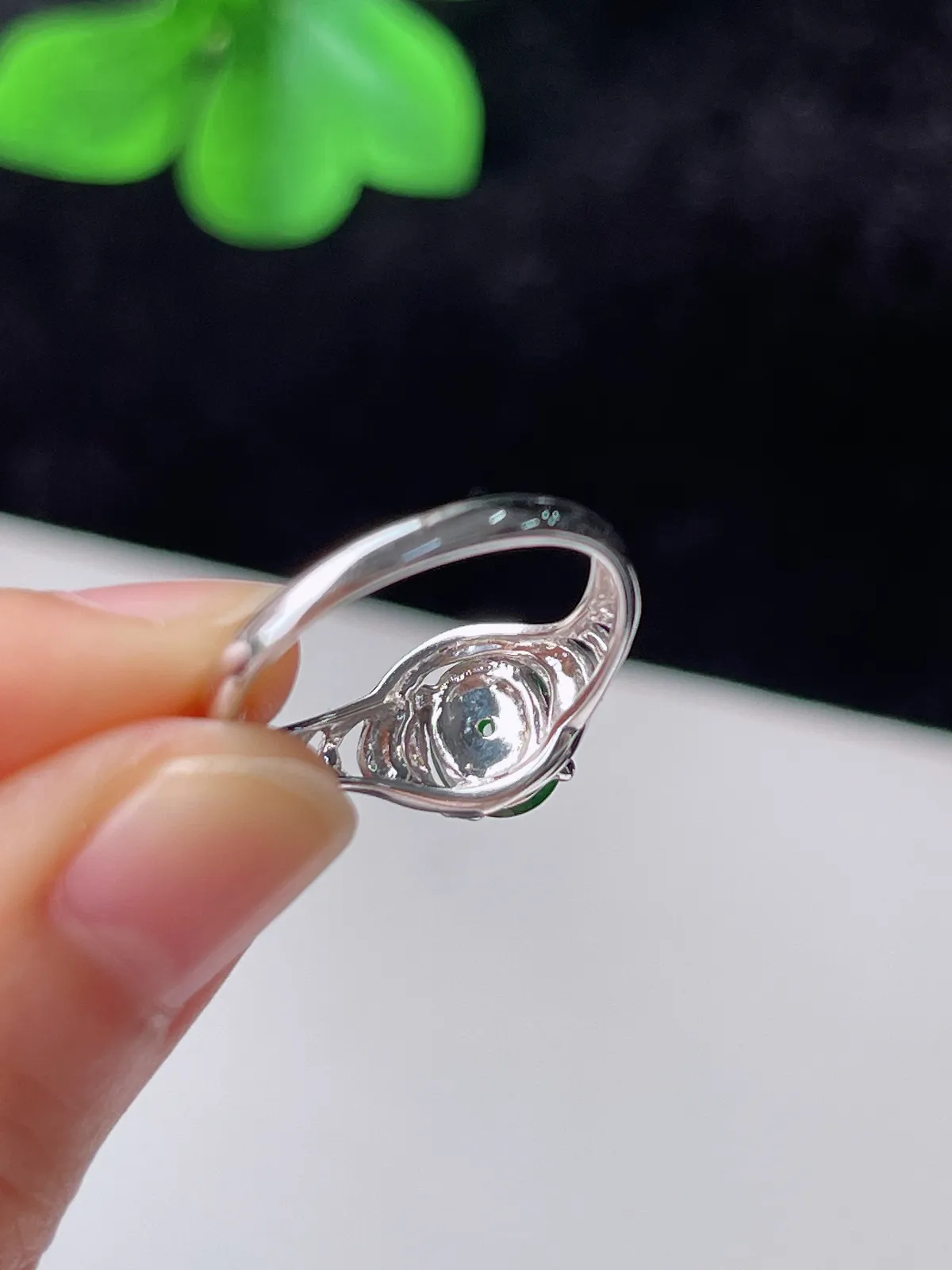 翡翠冰糯种绿色戒指，印记：Au750,伴钻石