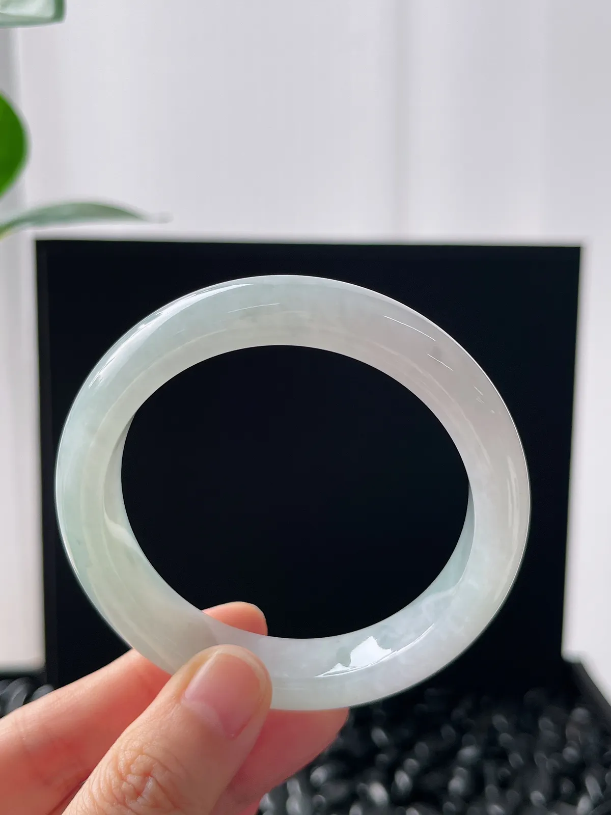 正圈55圈口，翡翠冰糯种淡绿色手镯