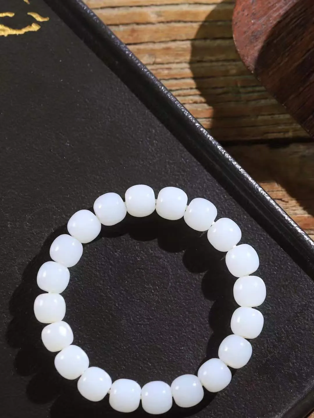 （老型珠.手串）

精品 和田玉白玉老型珠手串，玉质细腻油润 饱满光滑 质朴无华，悠远简单，人心境界远，百世修炼深，心灵常驻善意持，觉悟人生百世修。
重29.5克    尺寸取一8.8-9.7mm    101072800A