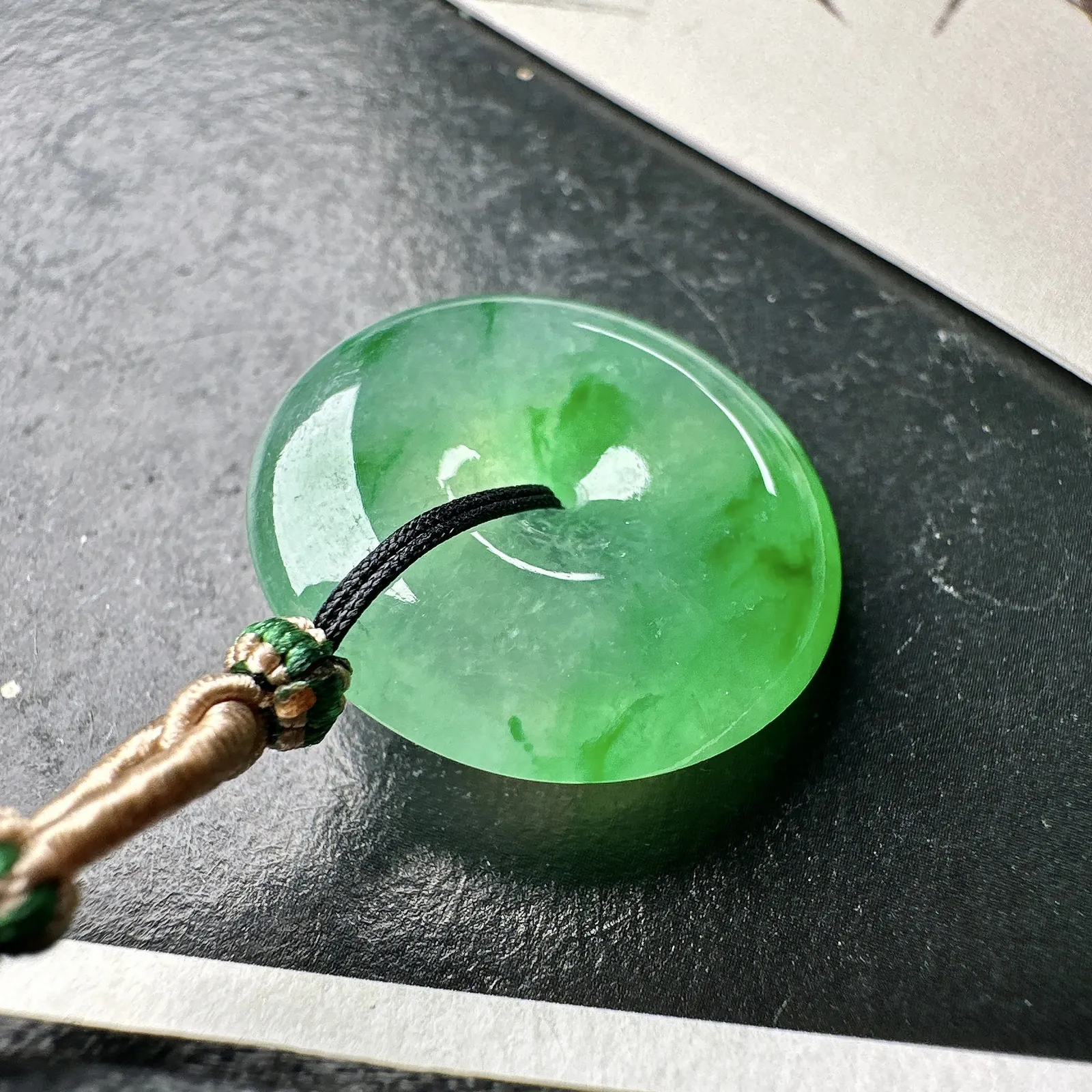 【冰种金丝绿平安扣】质地非常细腻，冰润十足，种老冰透，收藏品质。