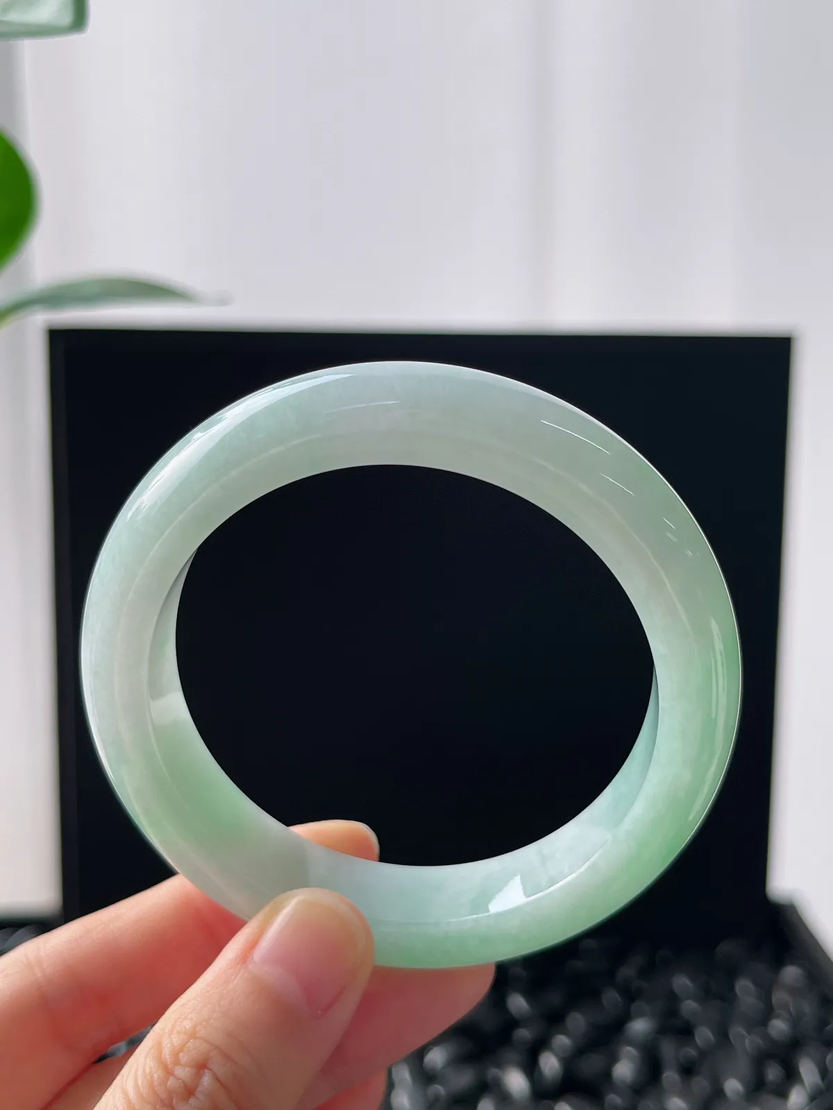 正圈55圈口，翡翠糯化种淡绿色手镯