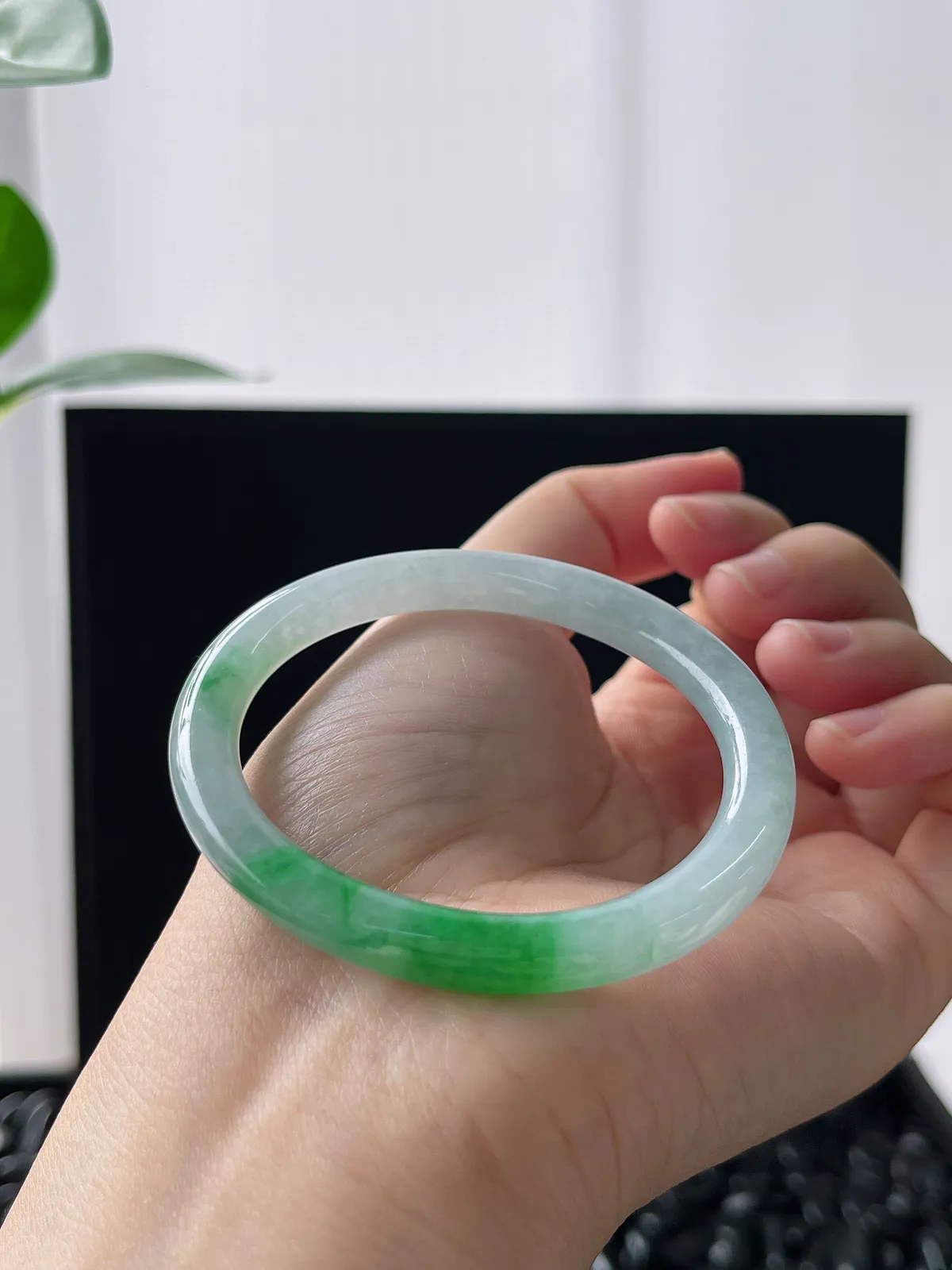 贵妃镯50.3圈口，翡翠冰糯种飘绿手镯