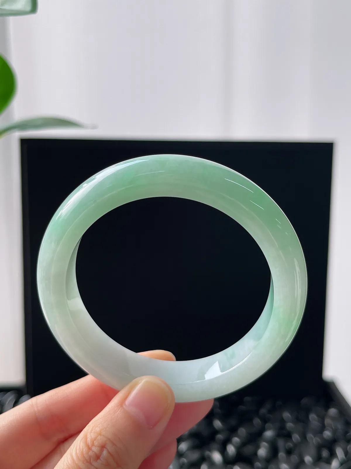 正圈55圈口，翡翠糯化种淡绿色手镯