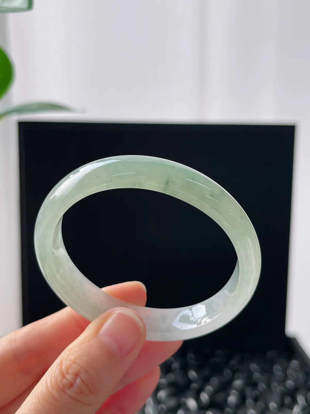 贵妃镯52圈口，翡翠冰糯种飘绿手镯