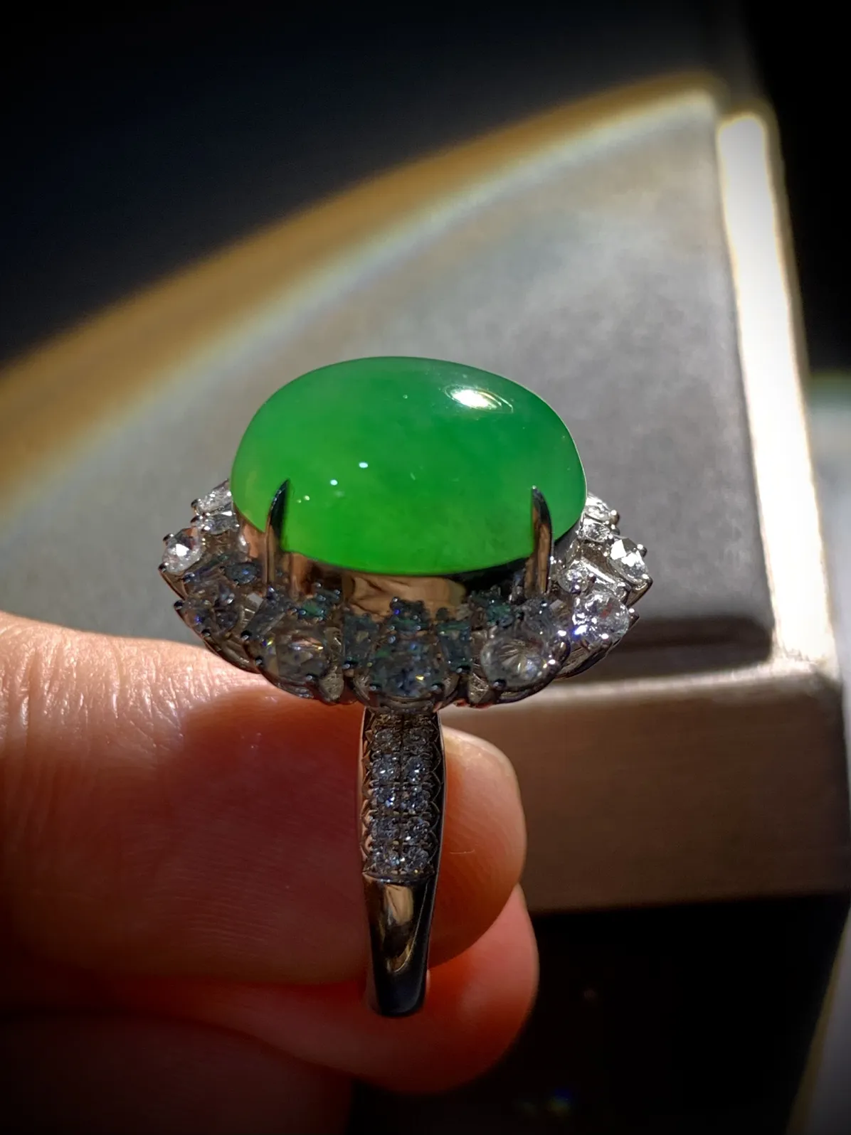 绿蛋面戒指，裸石约15.5-13.5-7mm，
13.5#可改，18K金，南非钻，
