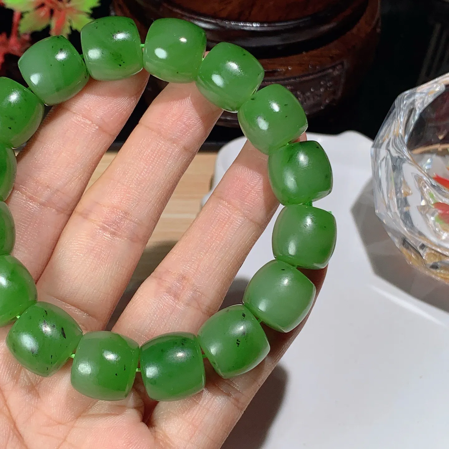 和田玉阳绿俄罗斯碧玉直切老型珠手串。单颗尺寸13/14重78.8克 玉质细腻油润 底色纯净 脂粉好，品质好。lt251029