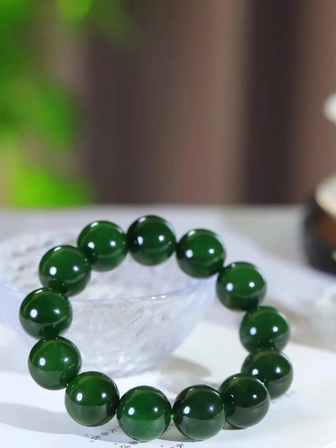 ^_^【珠圆玉润.手串】

精品和田玉碧玉珠圆玉润手串 玉质温润细腻  整串打磨圆润，佩戴舒适。珠珠落玉盘，间关莺语花底滑，一生美好时光，无论身在何处，都有它相伴相守。事事顺遂，幸福美满，吉祥如意。重116.4克 尺寸取一17.8mm  FDA-221082833