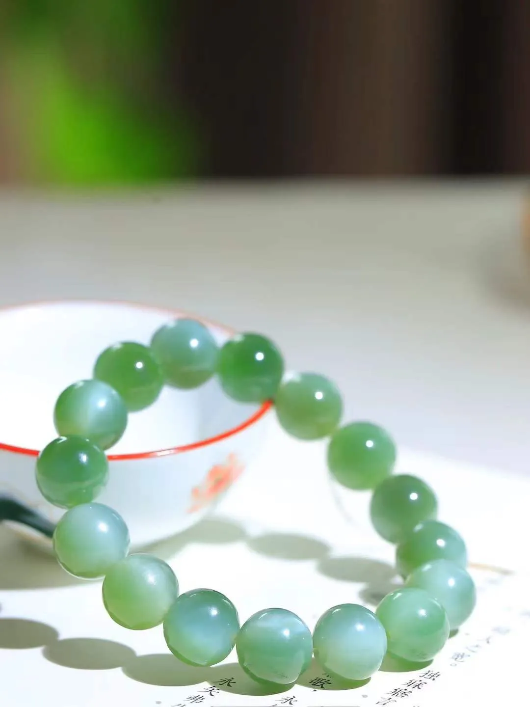 【珠圆玉润.手串】

精品和田玉碧玉猫眼珠圆玉润手串 玉质温润细腻  整串打磨圆润，佩戴舒适。珠珠落