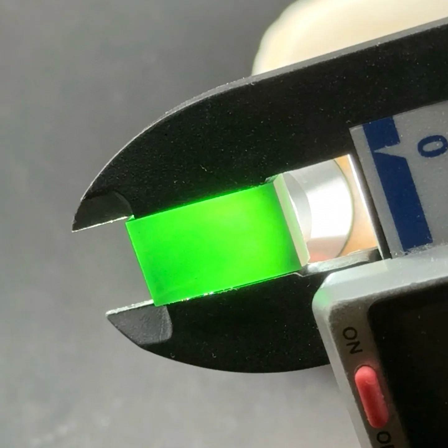 精品墨翠长方戒面一枚 种好色正 黑度极好 打灯通透油性十足  尺寸15.8