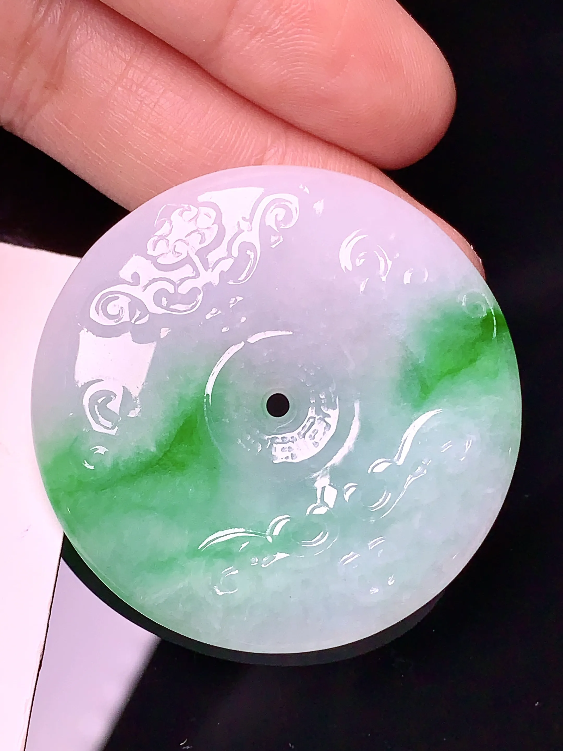 飘绿雕花平安扣吊坠 玉质细腻 色泽艳丽 水润亮眼  整体尺寸39.8*5.8