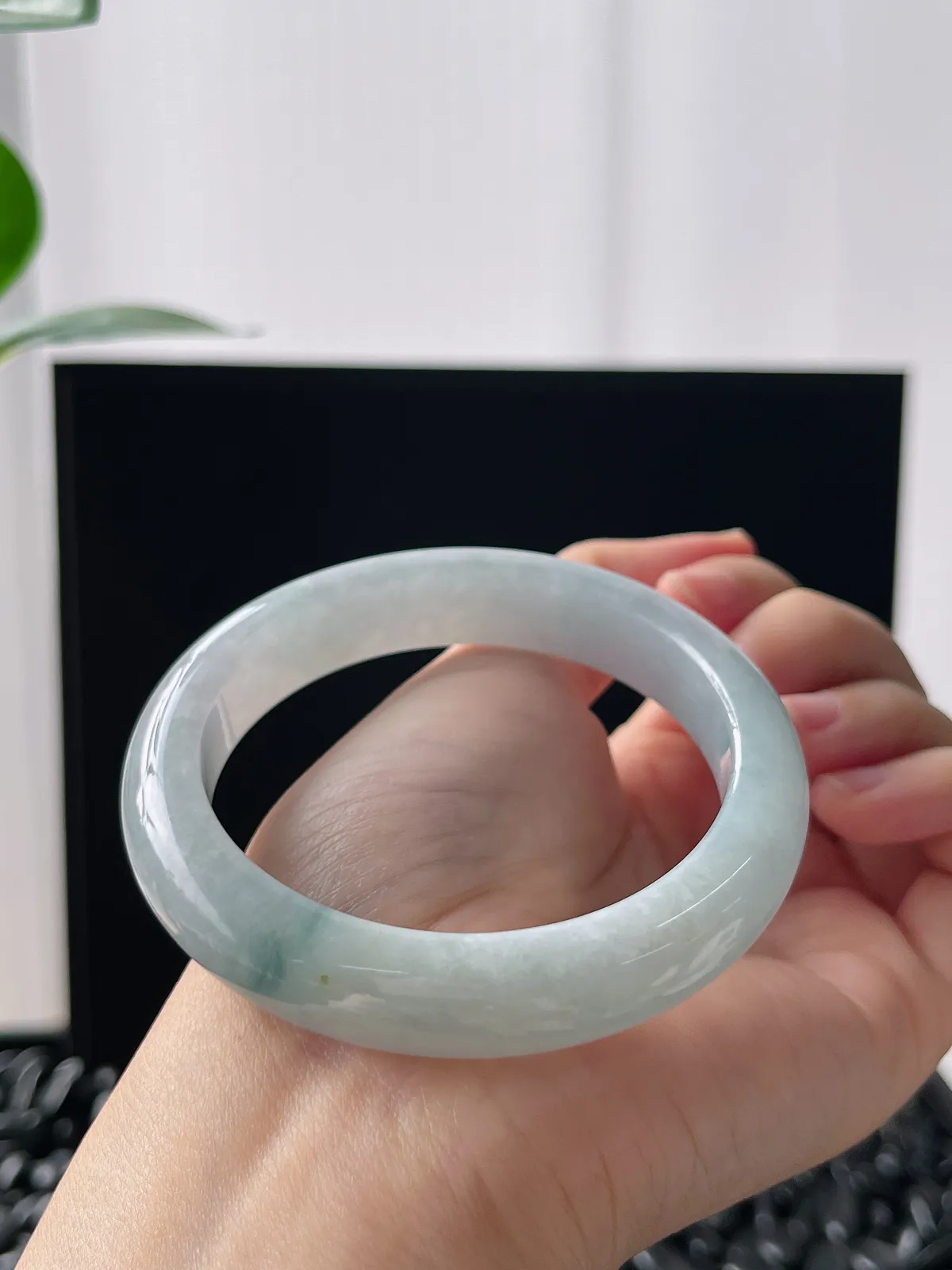 正圈56.1圈口，翡翠糯化种淡蓝色手镯