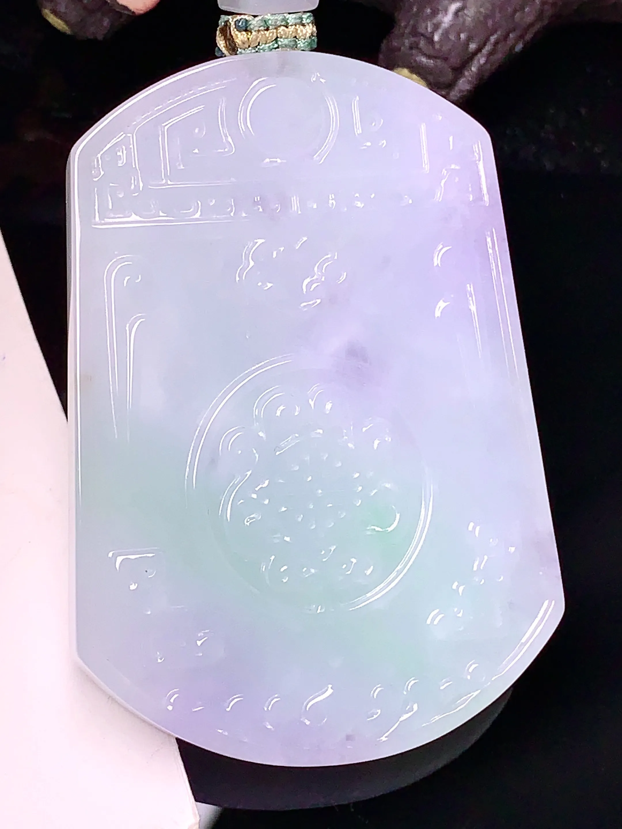 淡春彩雕花无事牌吊坠 玉质细腻 色泽艳丽 水润亮眼  整体尺寸52*36*5.6