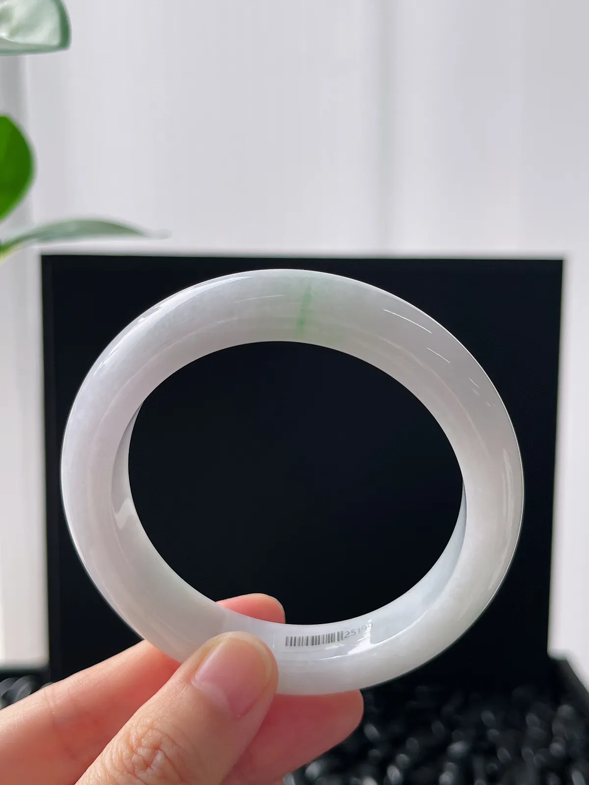 正圈55.8圈口，翡翠糯化种飘绿手镯