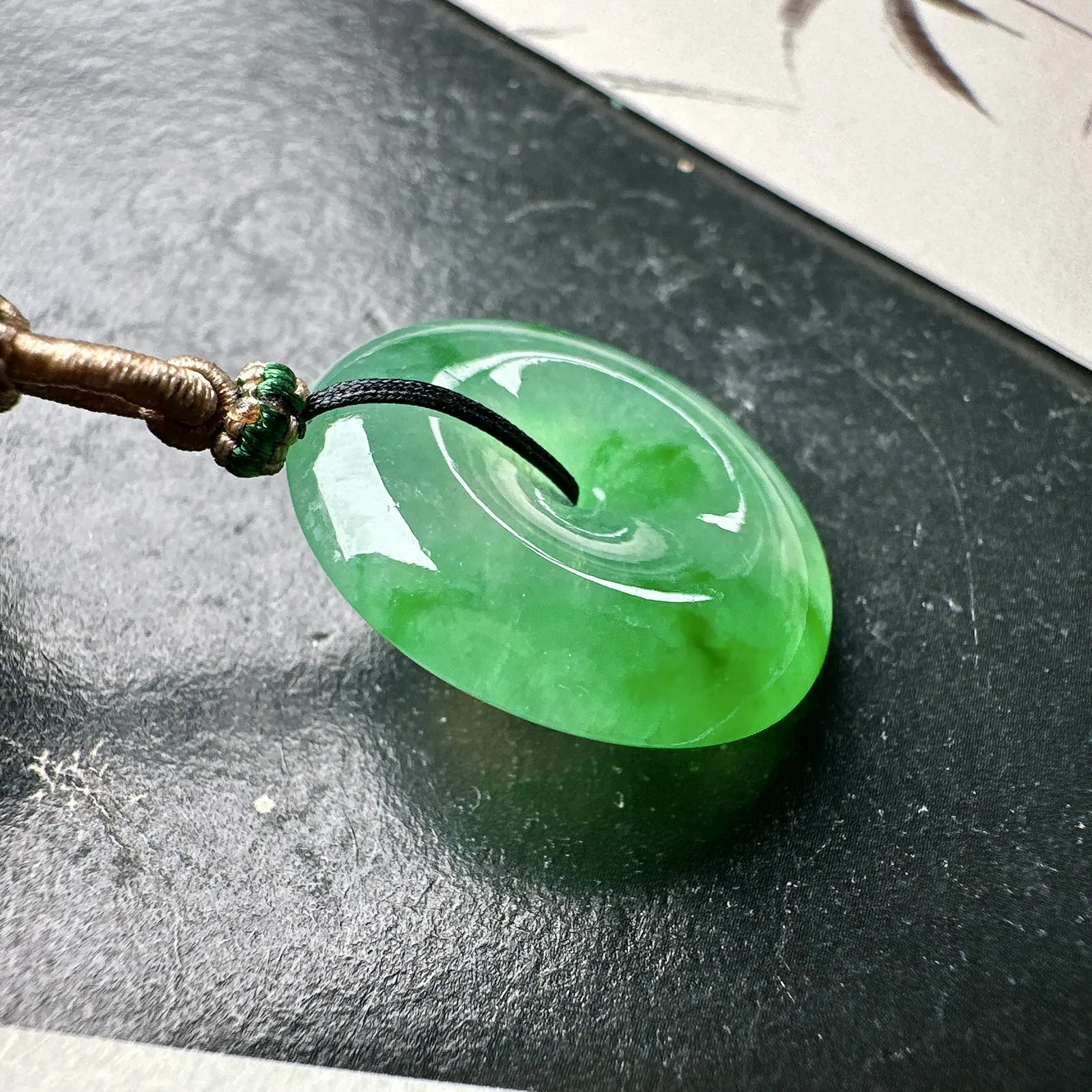 【冰种金丝绿平安扣】质地非常细腻，冰润十足，种老冰透，收藏品质。
