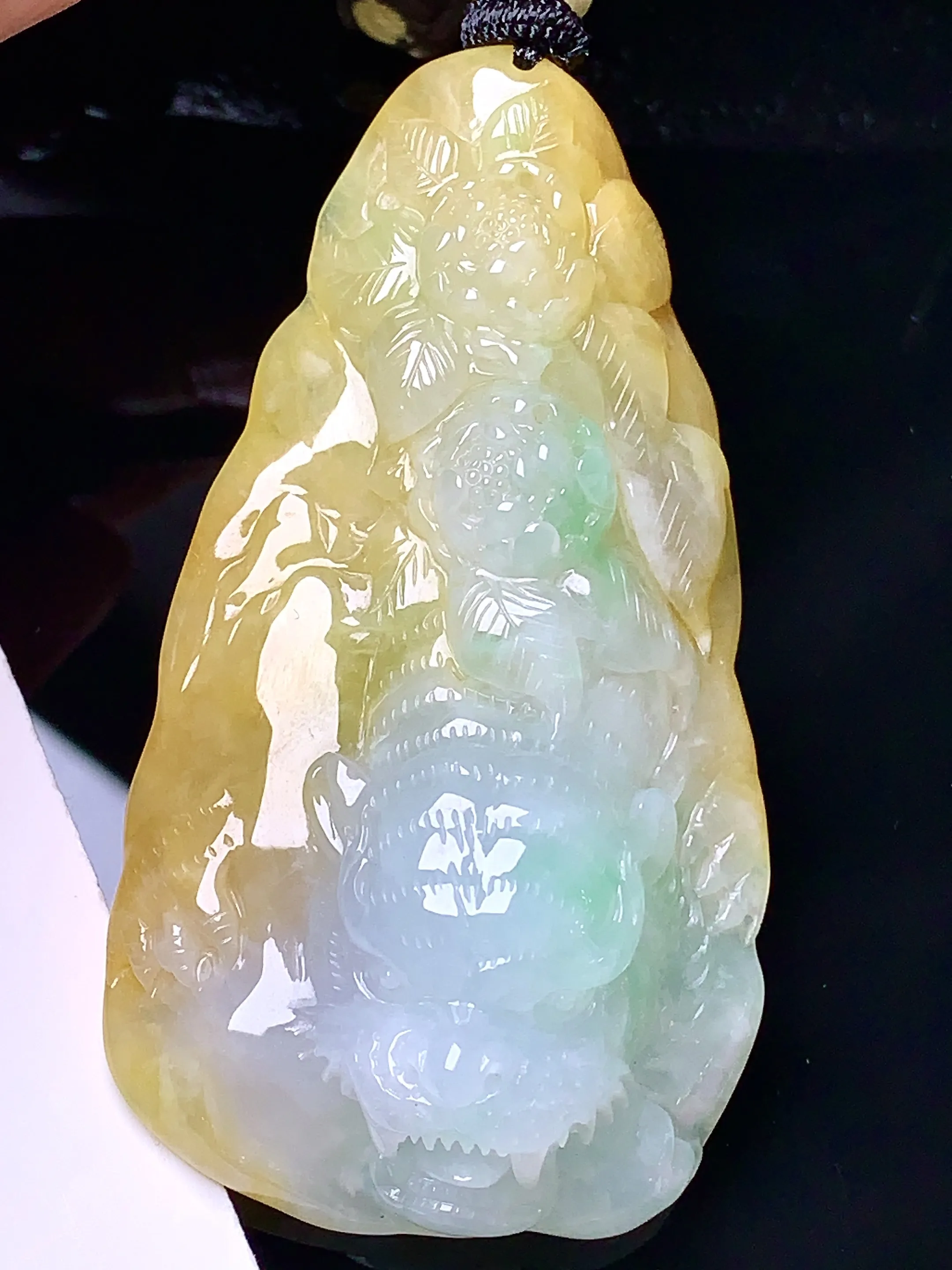 飘黄绿老虎出山吊坠 玉质细腻 色泽艳丽 水润亮眼  整体尺寸66.2*36*13.8