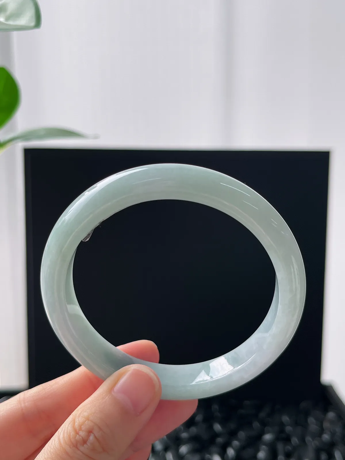 正圈57.2圈口，翡翠糯化种浅绿色手镯