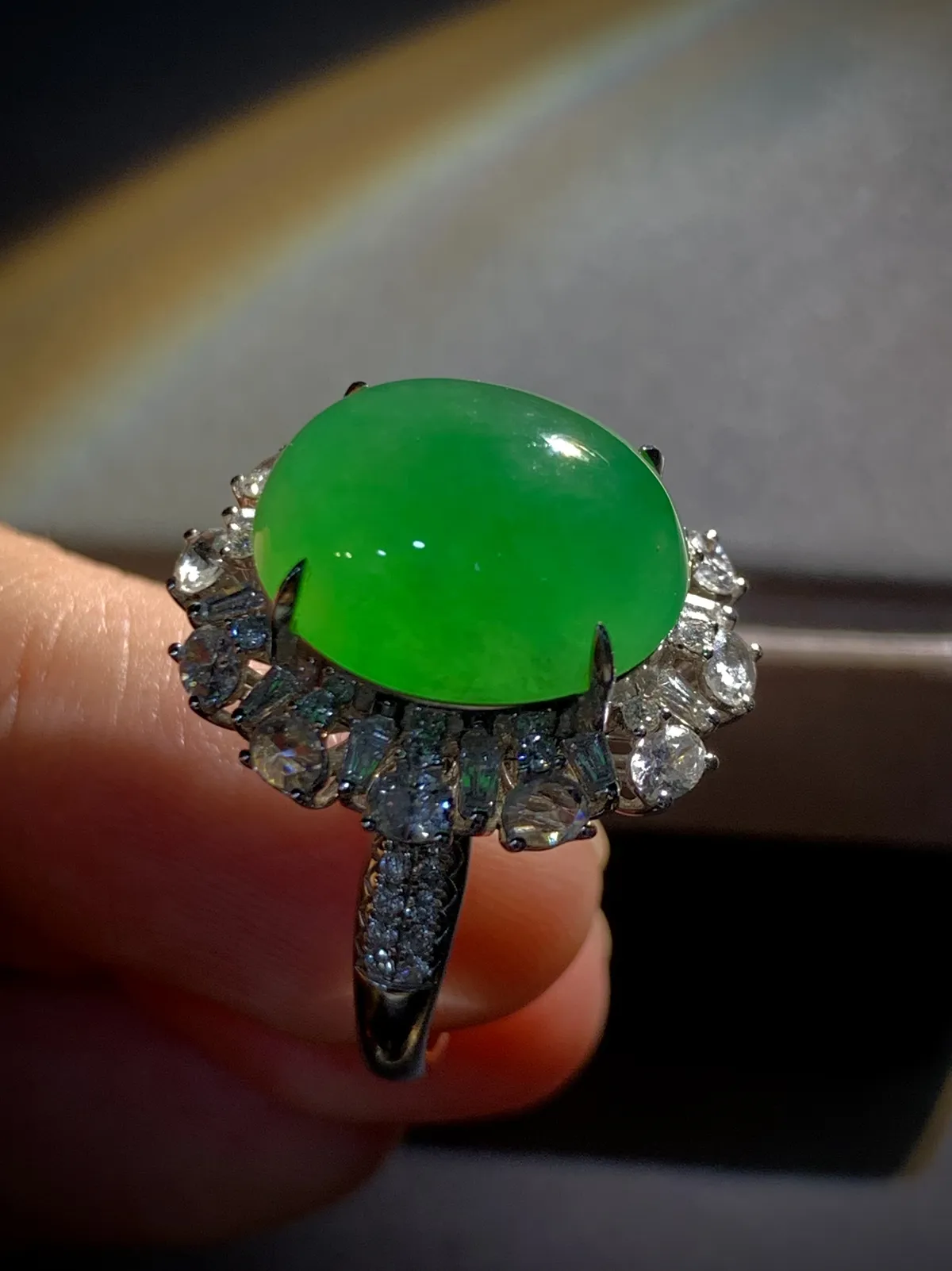 绿蛋面戒指，裸石约15.5-13.5-7mm，
13.5#可改，18K金，南非钻，