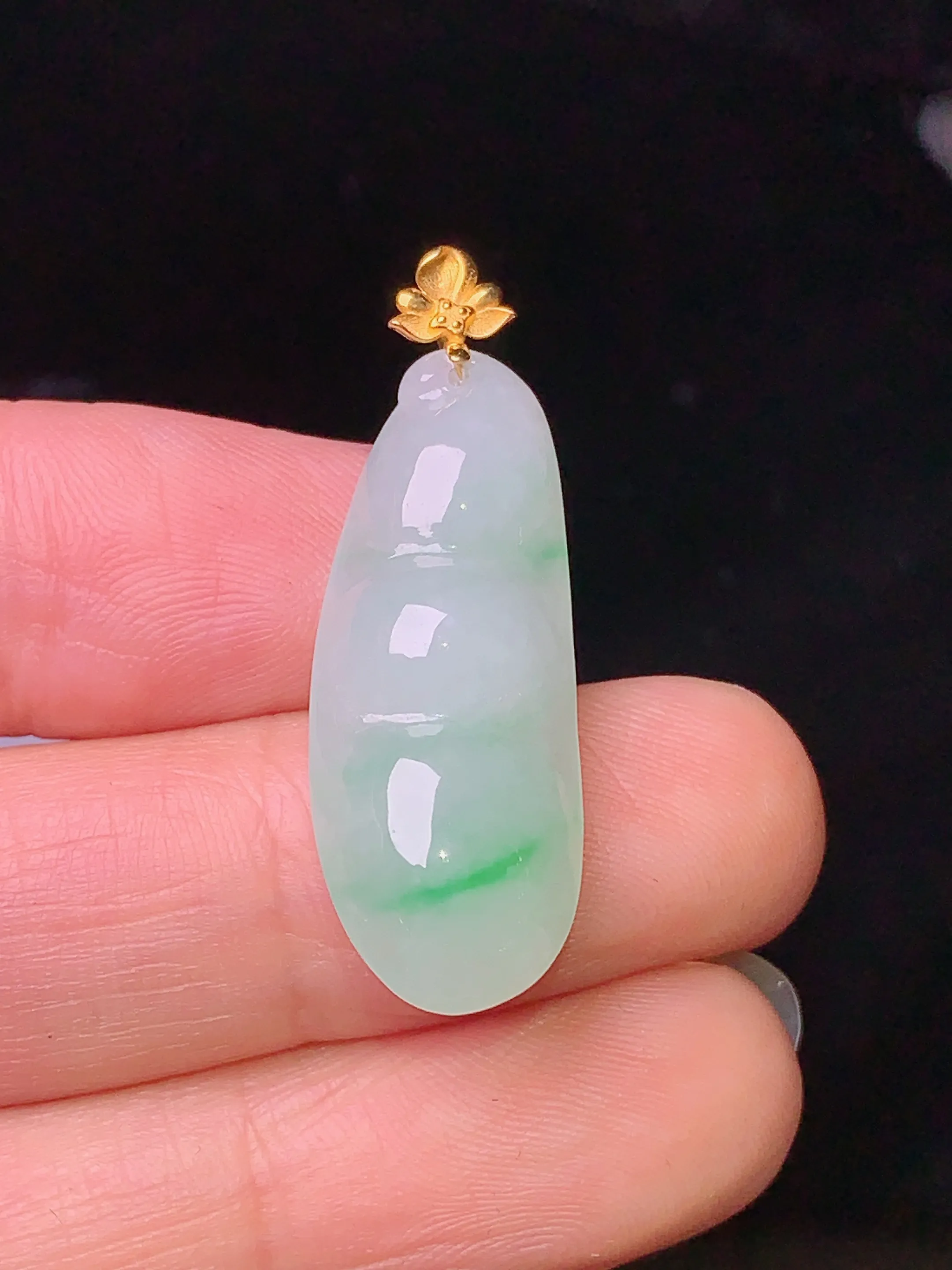 18k金镶嵌飘绿四季豆吊坠 玉质细腻 色泽艳丽 水润亮眼  整体尺寸33*11*6.8