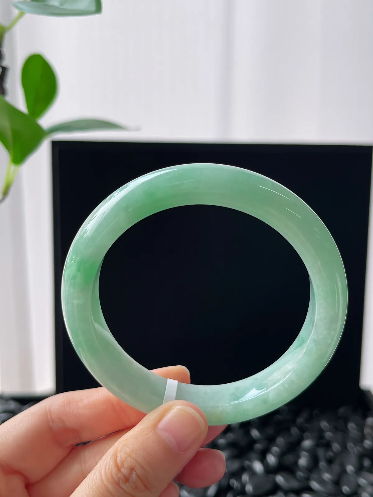 正圈57圈口，翡翠糯化种淡绿色手镯