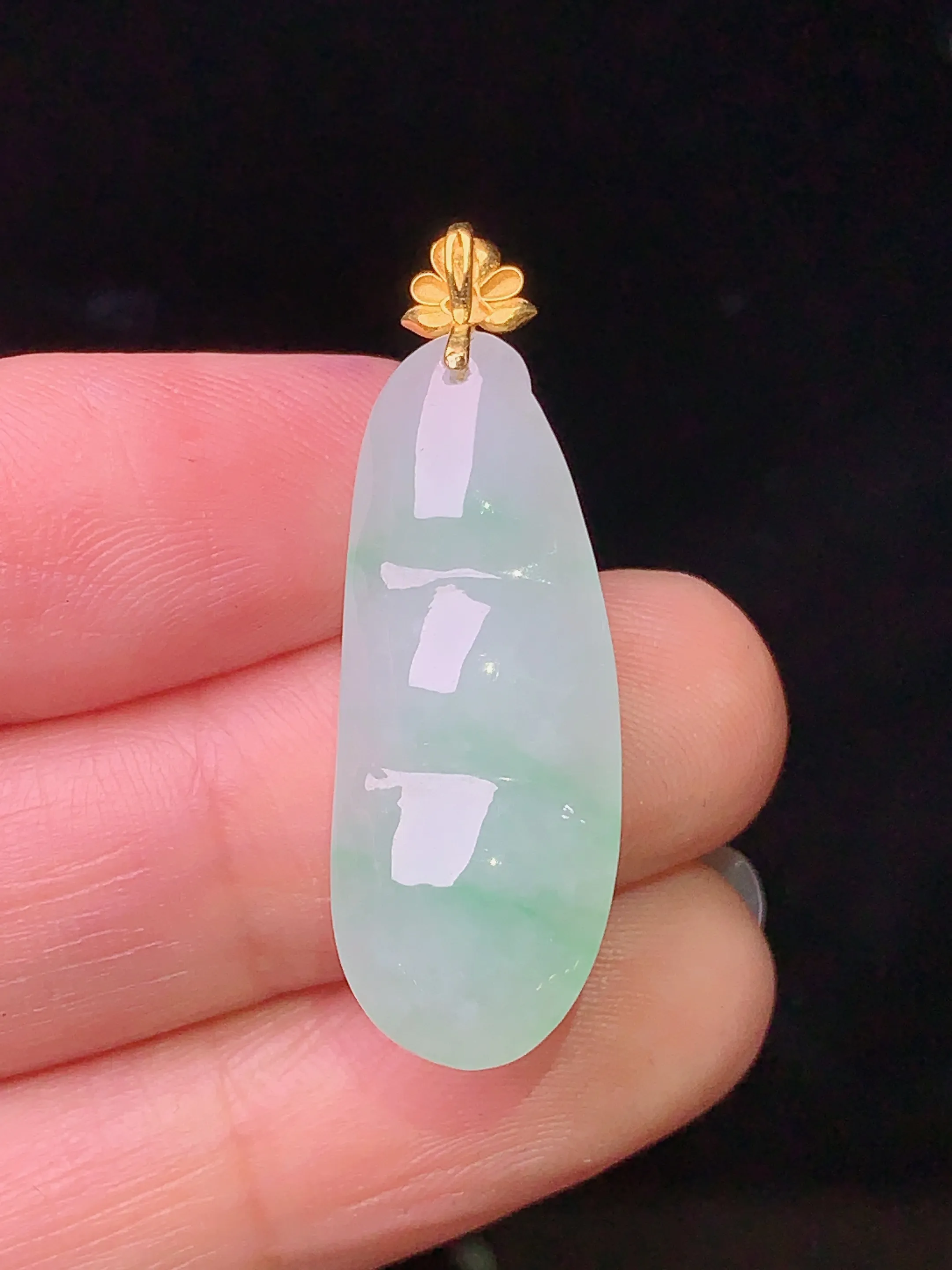 18k金镶嵌飘绿四季豆吊坠 玉质细腻 色泽艳丽 水润亮眼  整体尺寸33*11*6.8