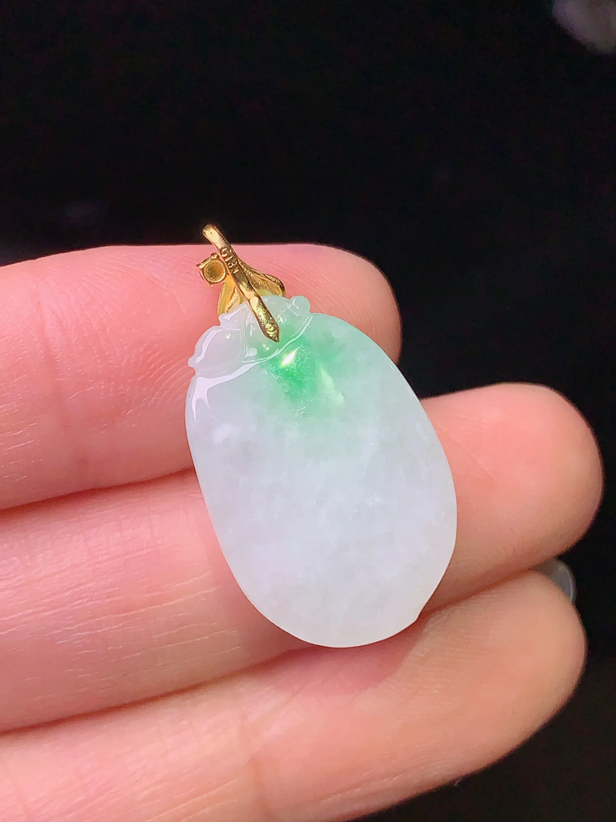 18k金镶嵌飘绿福瓜吊坠 玉质细腻 色泽艳丽 水润亮眼  整体尺寸26.2*14.2*7.7