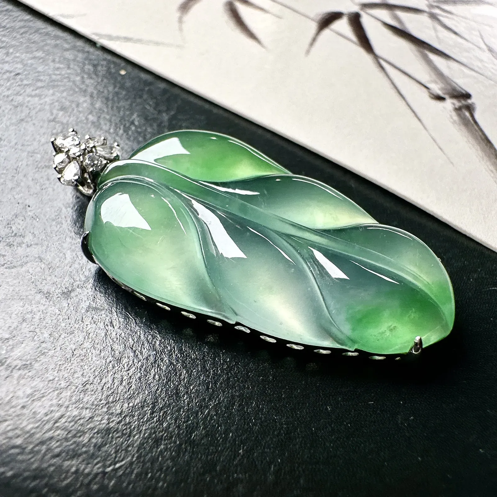 【冰种飘绿叶子】金枝玉叶，质地细腻，冰润透亮，光泽出众，18k金钻镶嵌，裸石尺寸32.6*18.2*4.8毫米