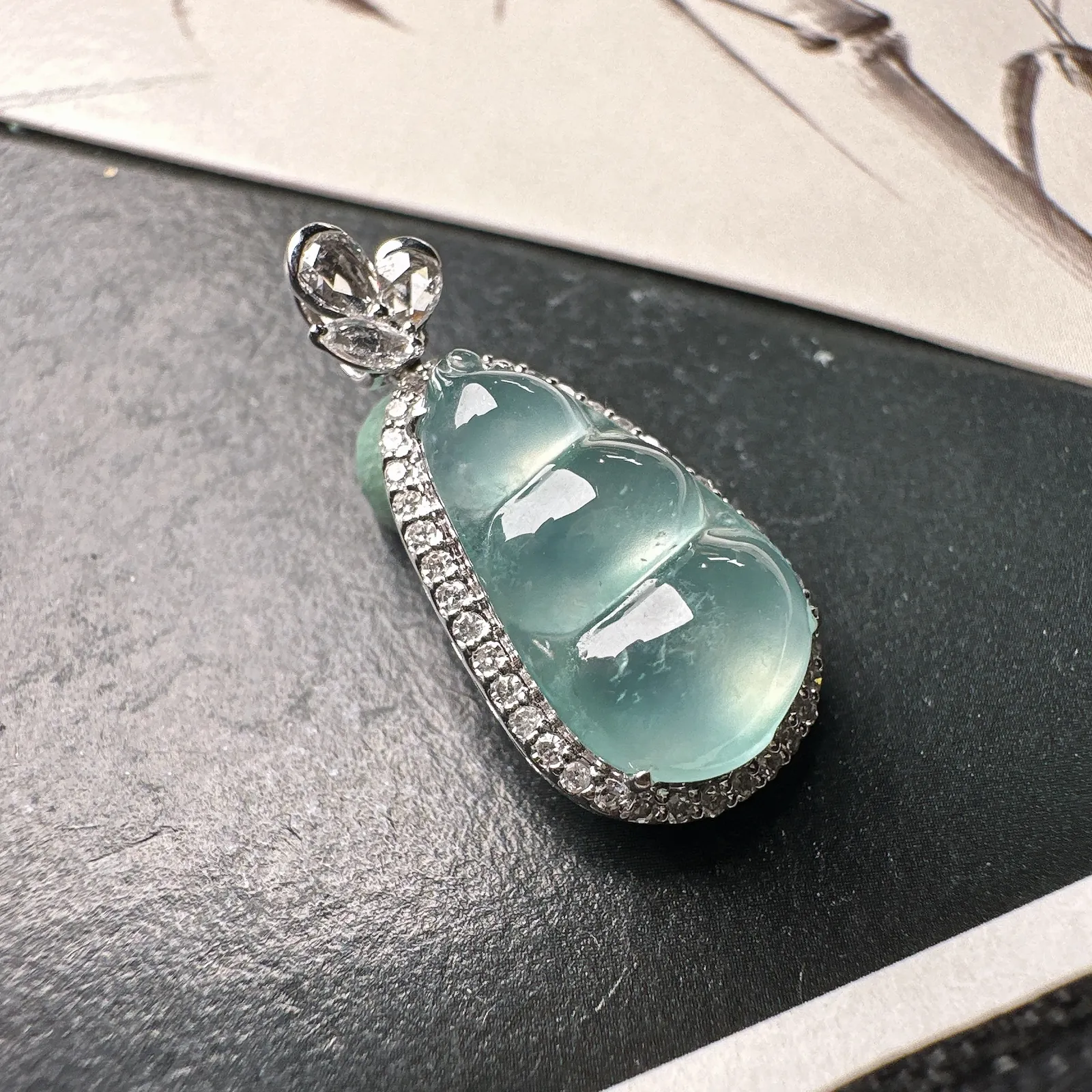 【冰种福豆吊坠】天空蓝老料，起钢光，种地上乘，冰感十足，通透起光，饱满圆润，收藏品质，18k金钻镶嵌