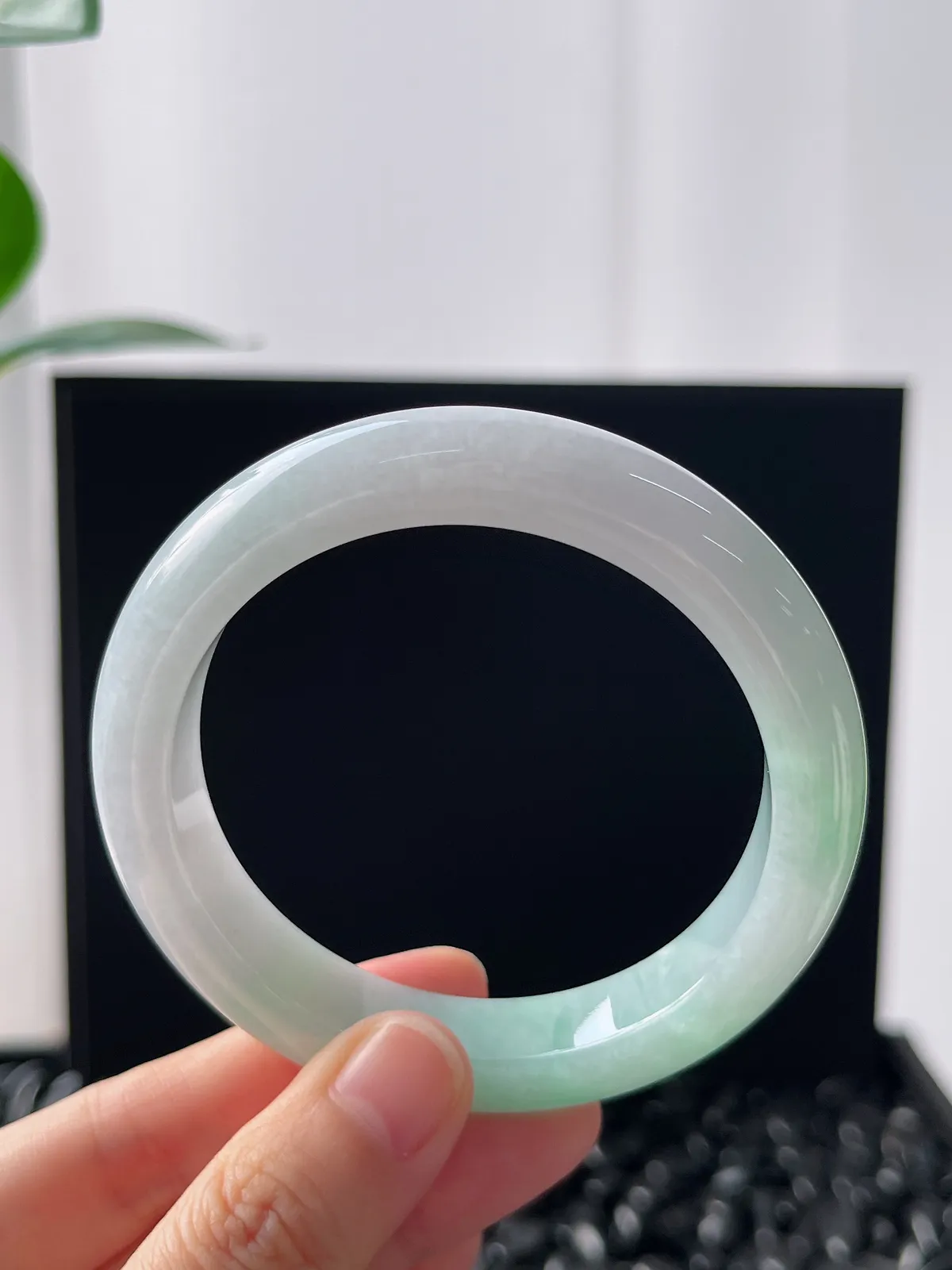 正圈56圈口，翡翠糯化种飘绿手镯