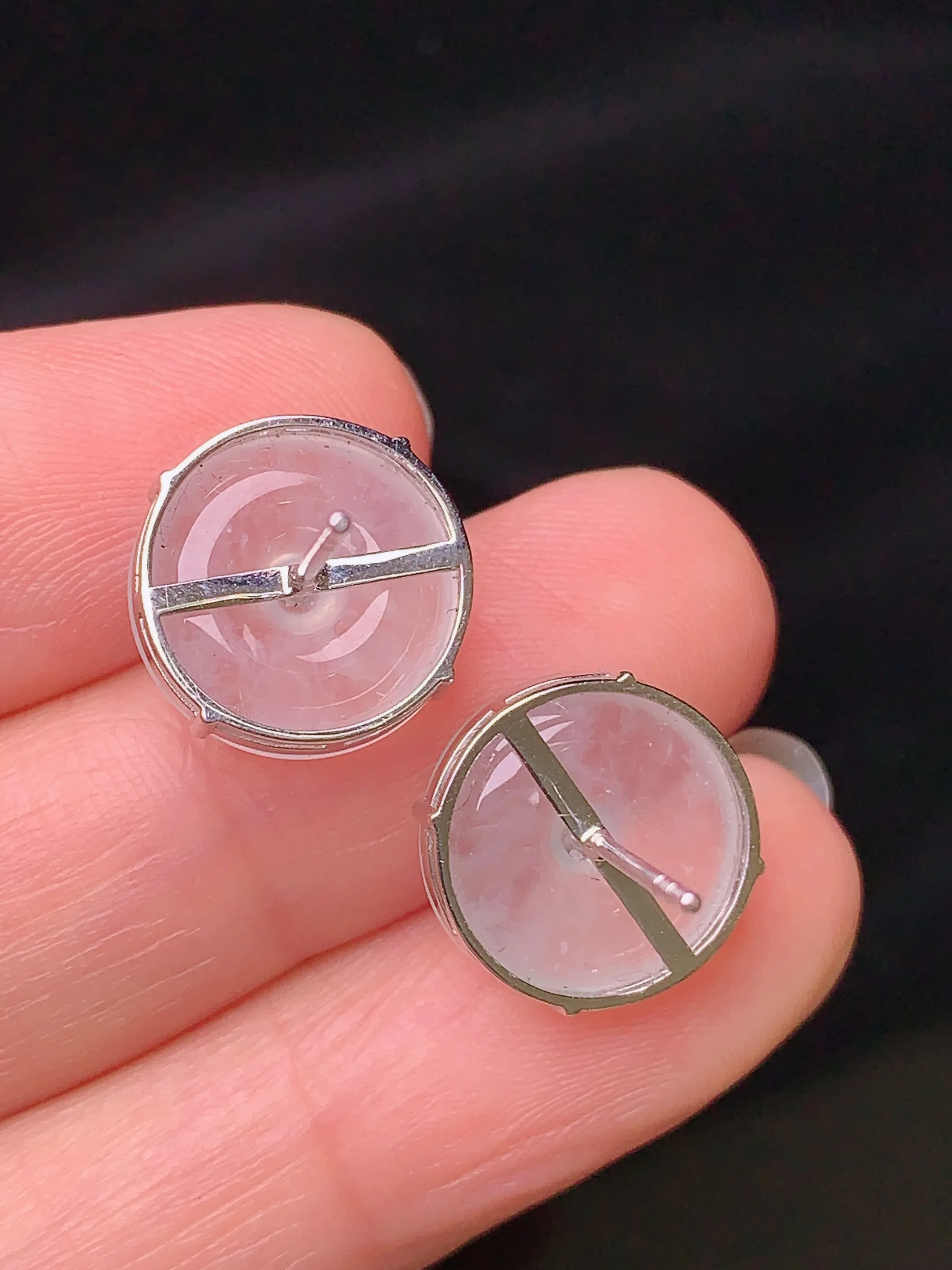 18k金镶嵌冰种平安扣耳钉 玉质细腻 色泽艳丽 水润亮眼  整体尺寸12.3*5.2