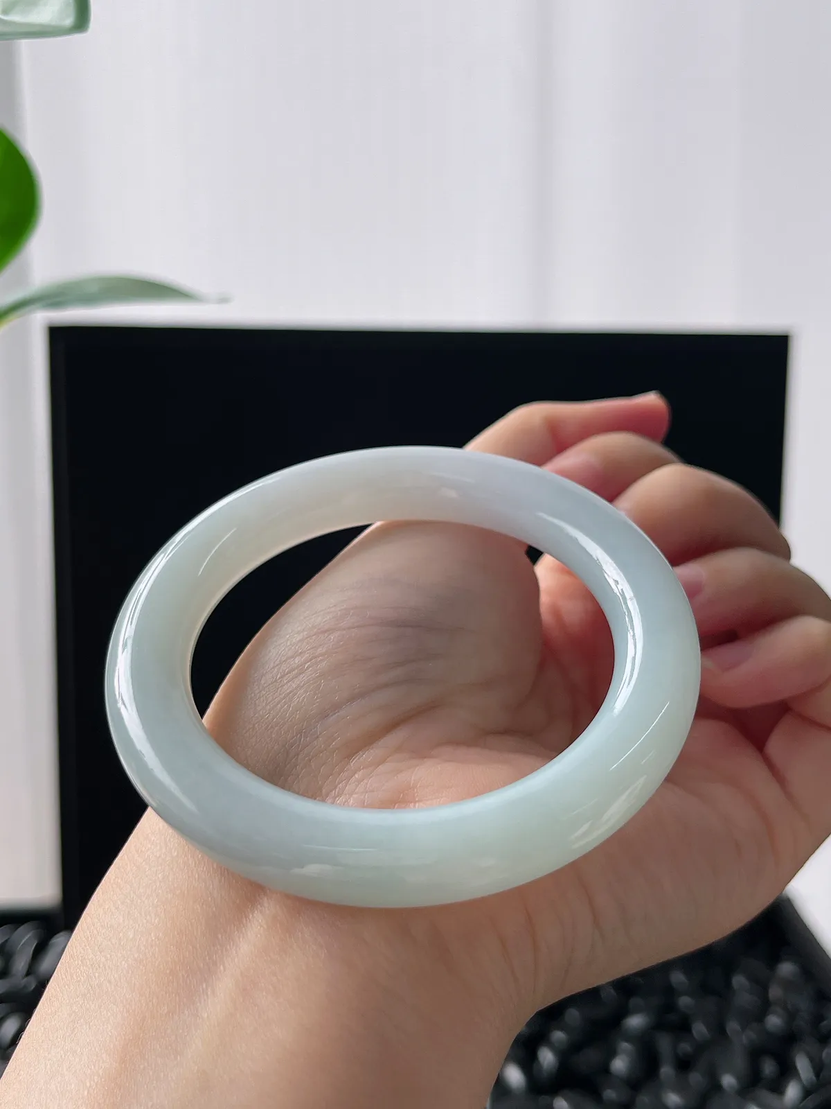 圆镯53圈口，翡翠糯化种白色手镯